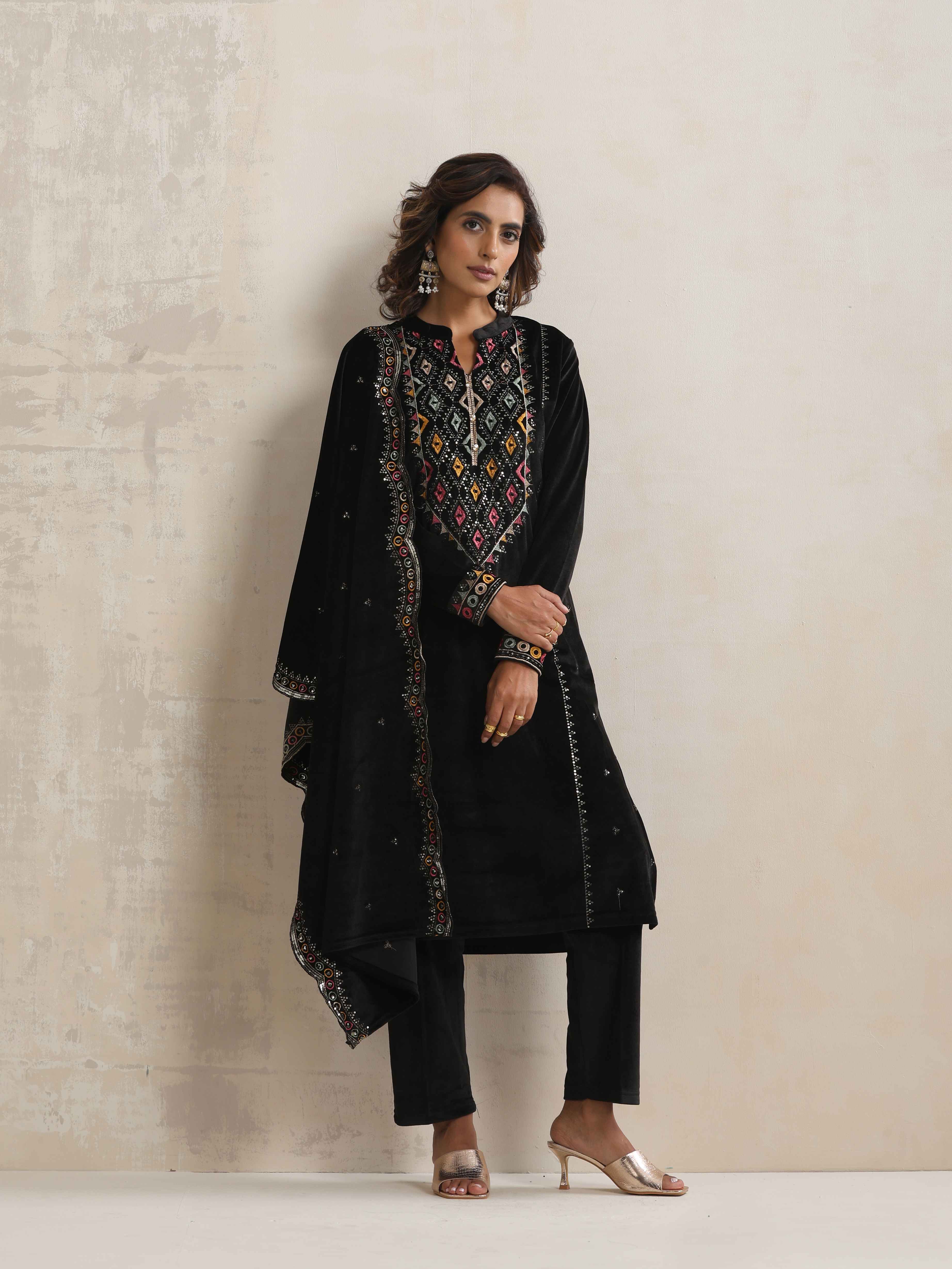 trueBrowns Black Velvet Geometric Embroidered Kurta Pant Dupatta Set - view 2