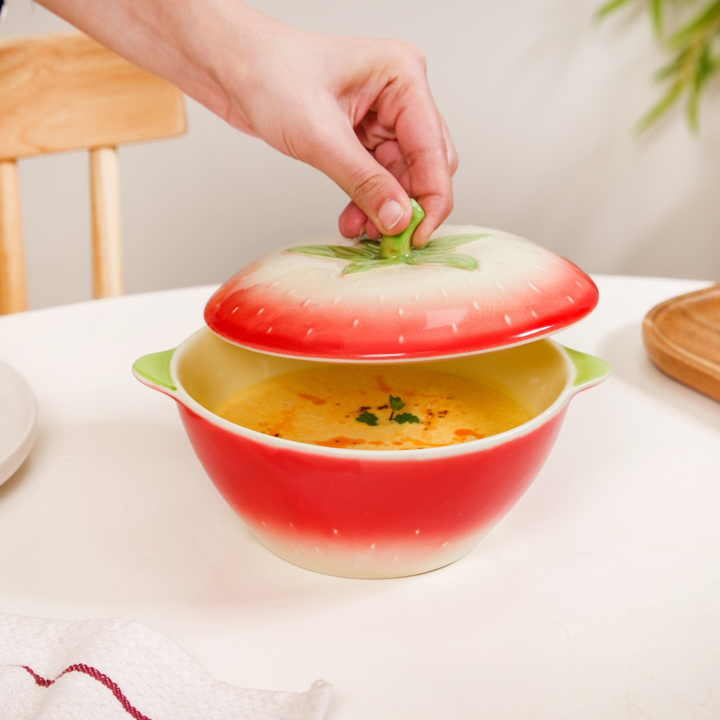 Nestasia Strawberry Ceramic Serving Bowl With Lid 900ml - view 2