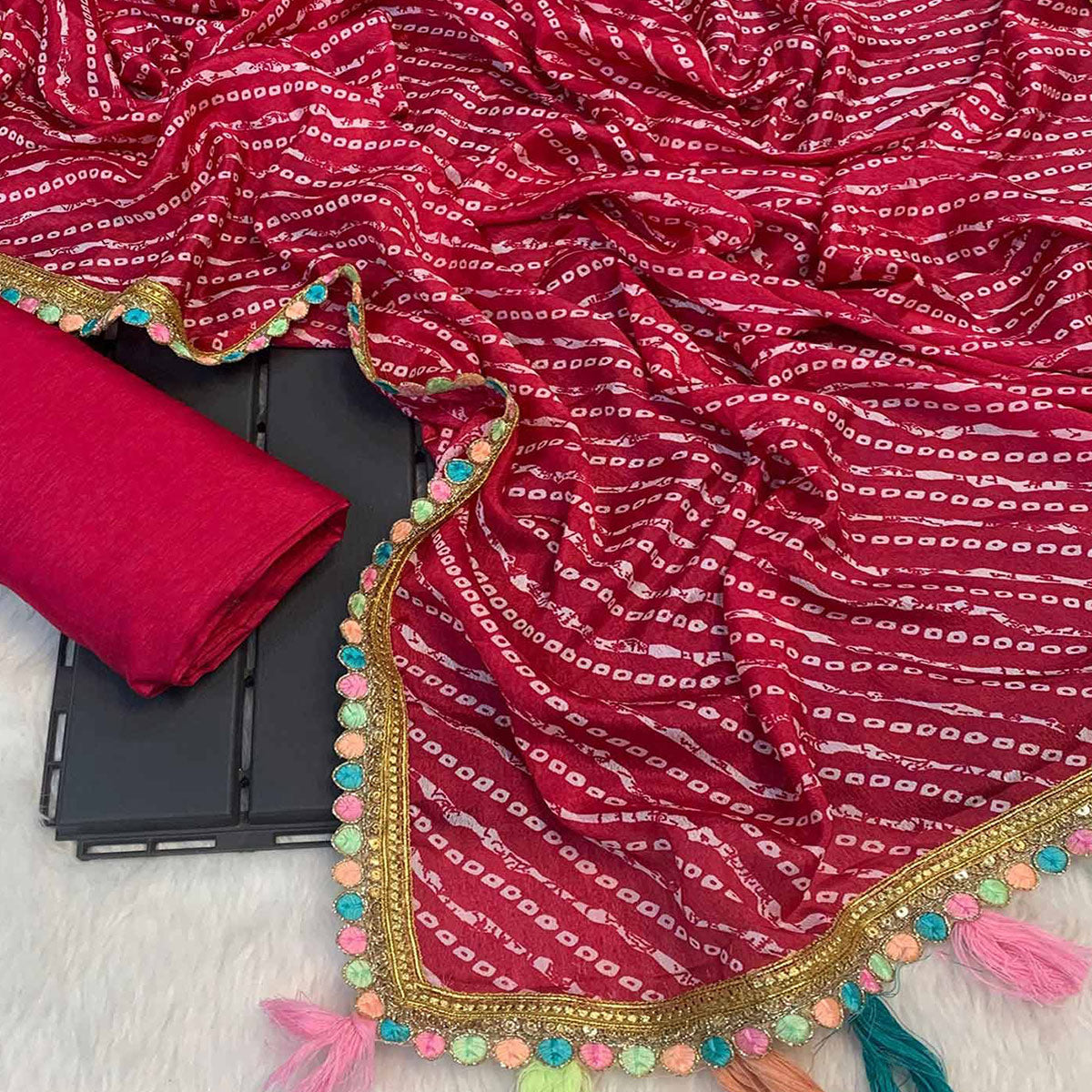 Peachmode Red Leheriya Printed Chinon Saree – Women's - view 2