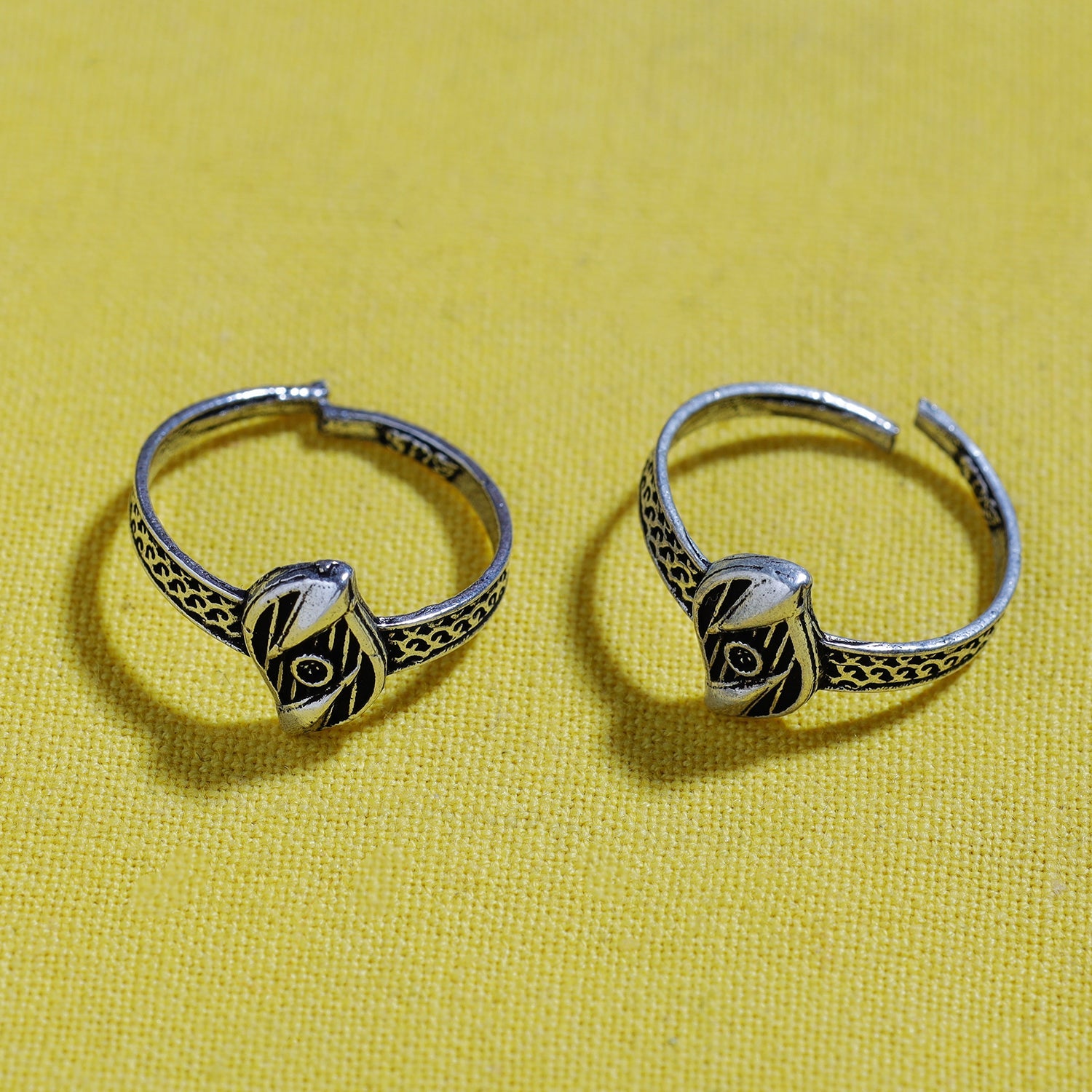 WHITE RIVER STORIES Antique Silver Finish Oxidised Brass Base Toe Ring (Adjustable) - view 2