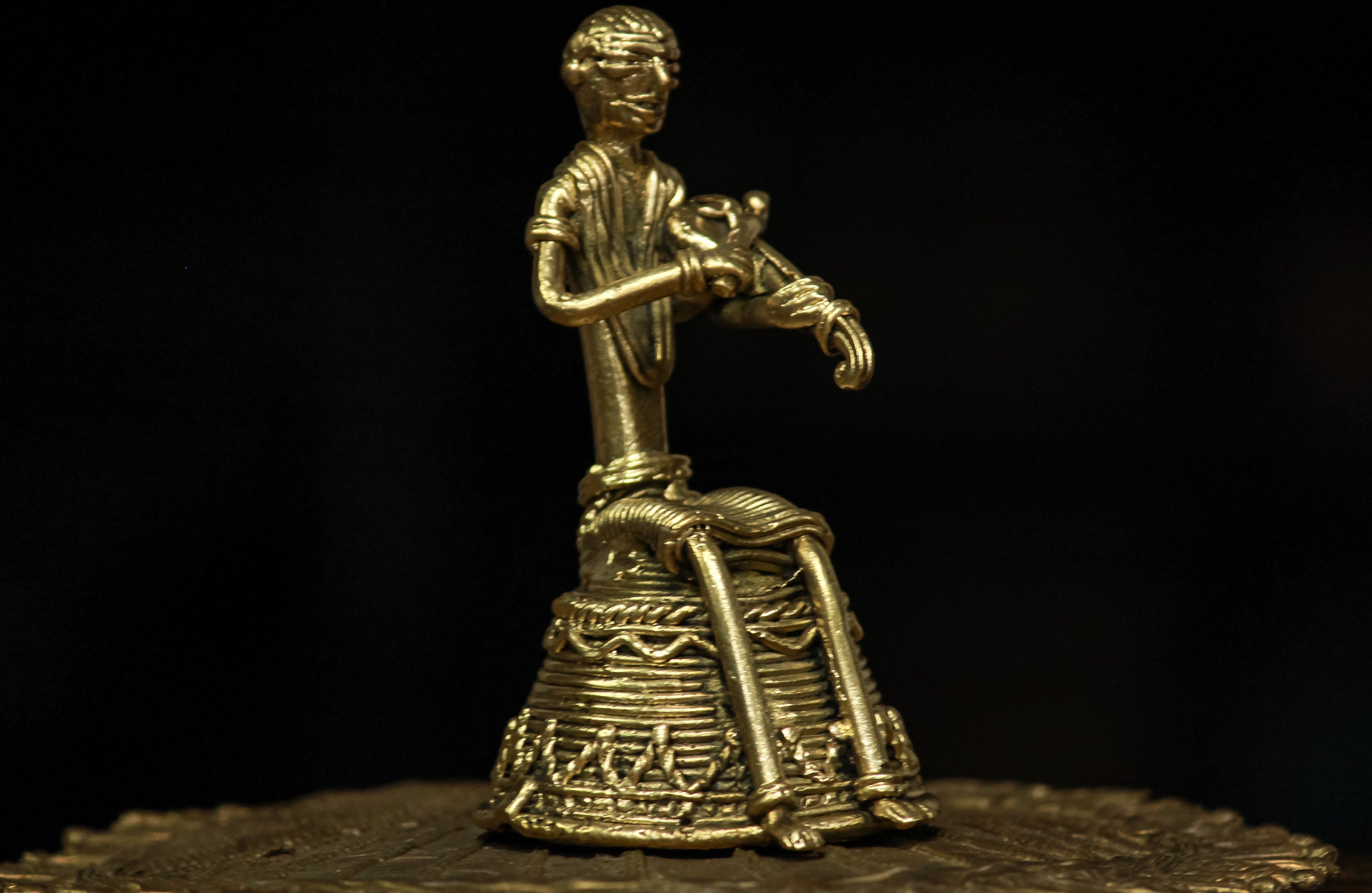 IndianVillèz Dhokra - Tribal Musician sitting on base playing Kendra (1 PICES) - view 2