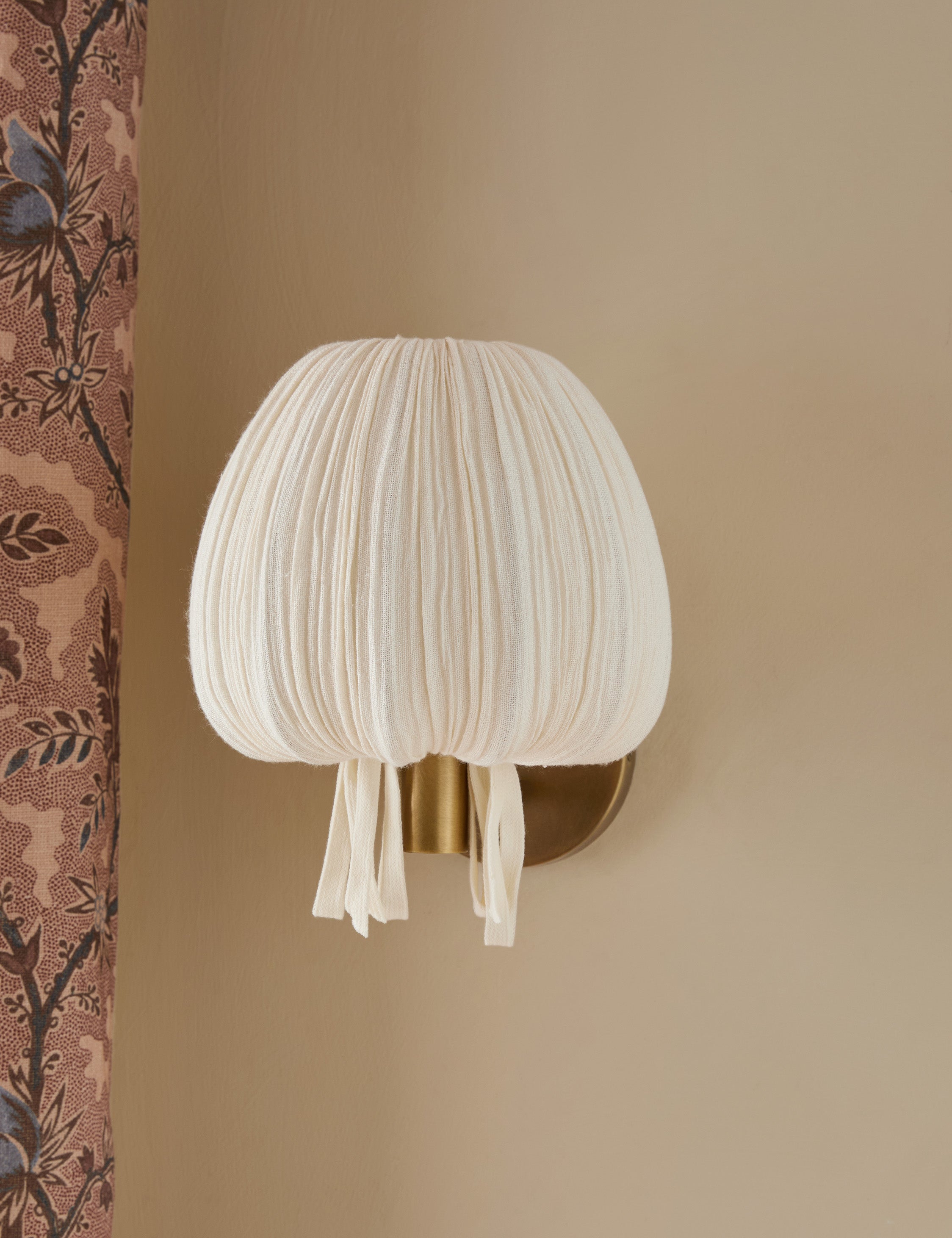 Lulu and Georgia Camas Sconce – Ivory