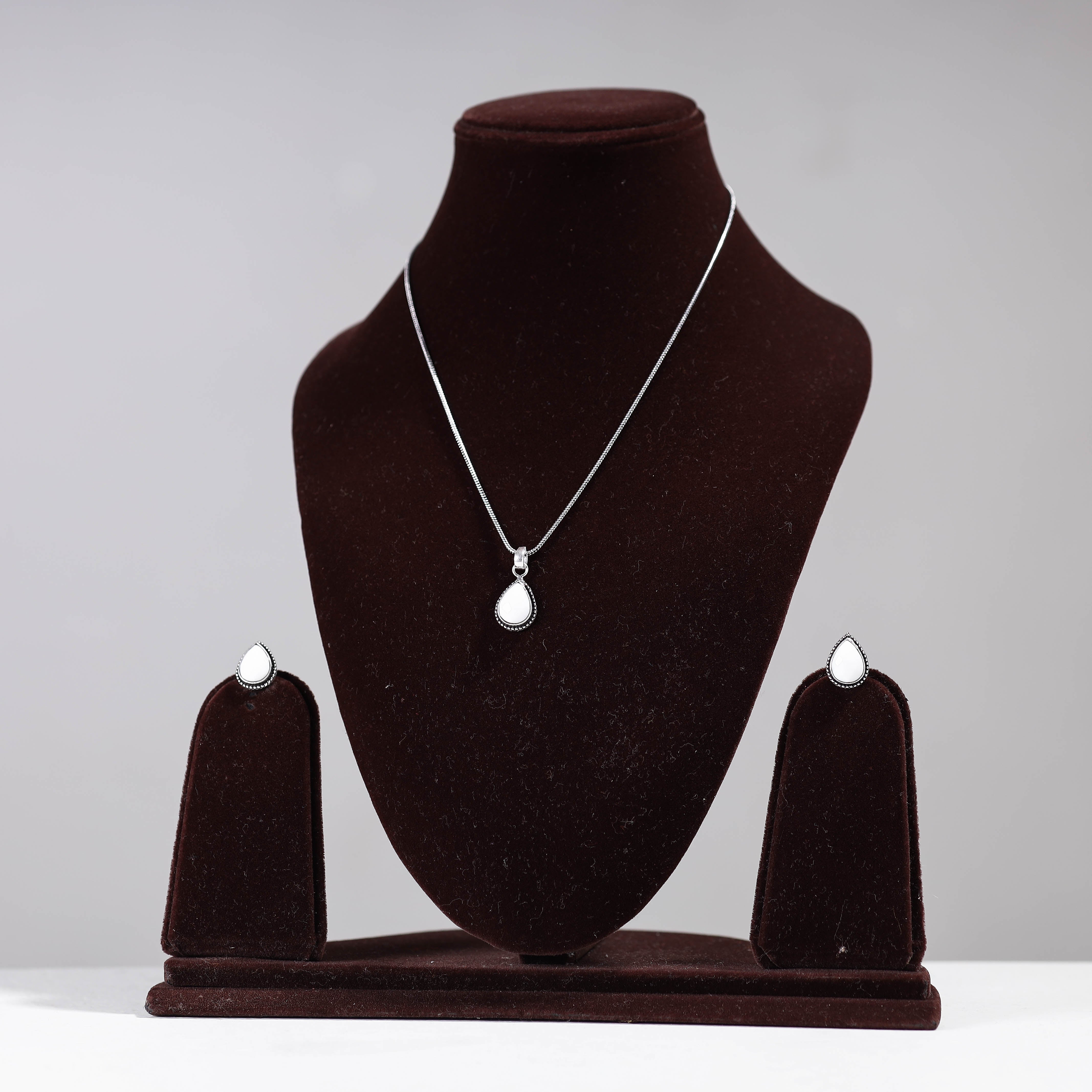 WHITE RIVER STORIES Antique Silver Finish Oxidised Brass Base Stone Work Necklace Set