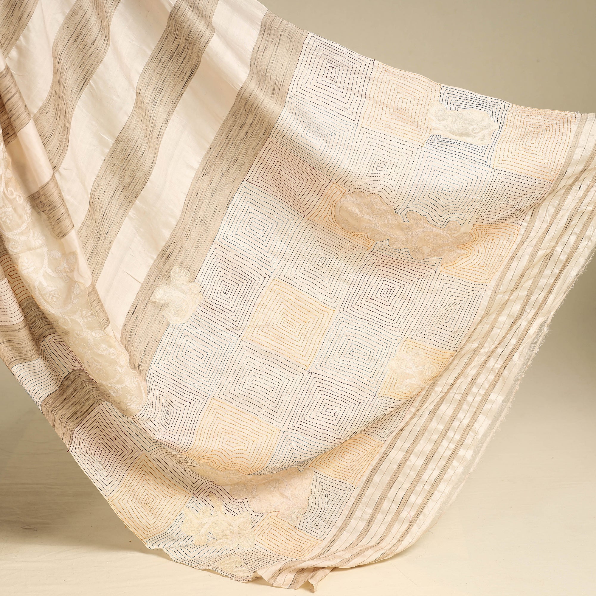 KHUSHBASH - HAPPY LOOM OF EAST Beige - Bengal Kantha Hand Embroidery Handloom Katan Silk Saree 28 - view 2