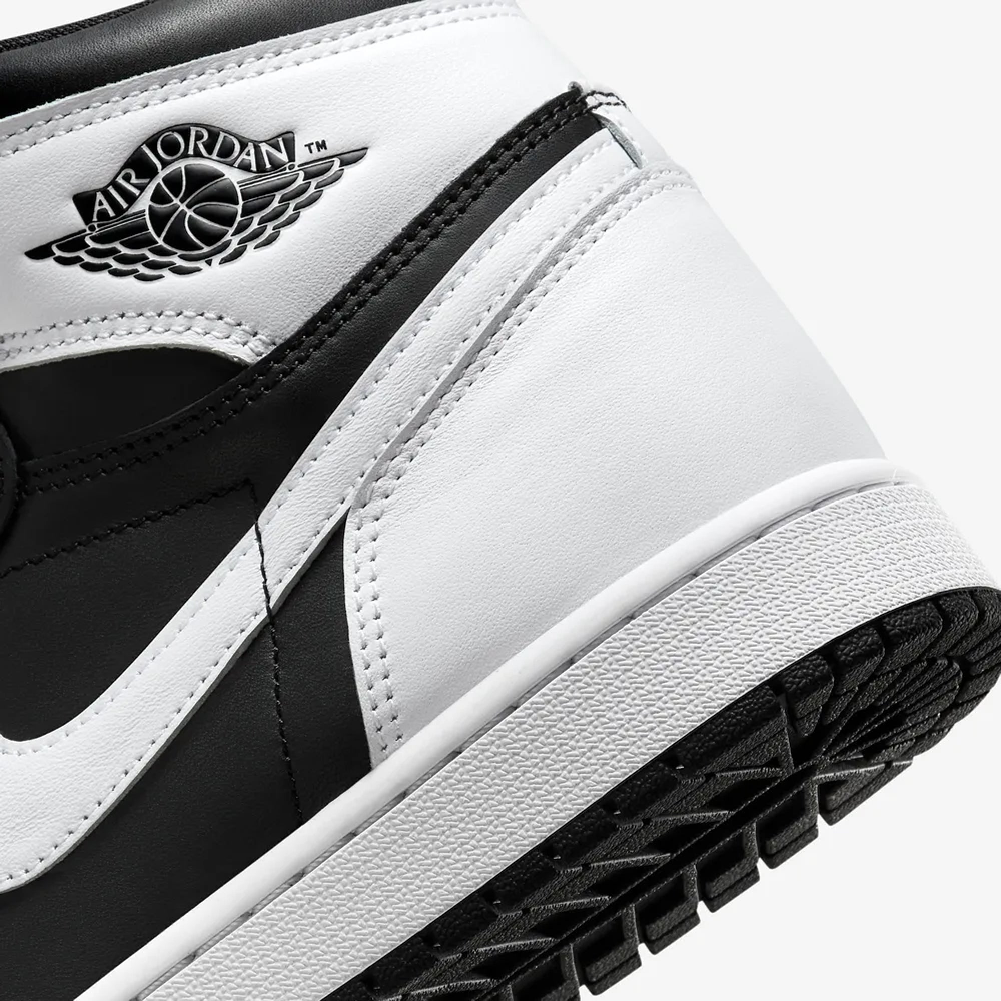 Jordan | AIR JORDAN 1 RETRO HIGH OG { BLACK/WHITE-WHITE - view 4