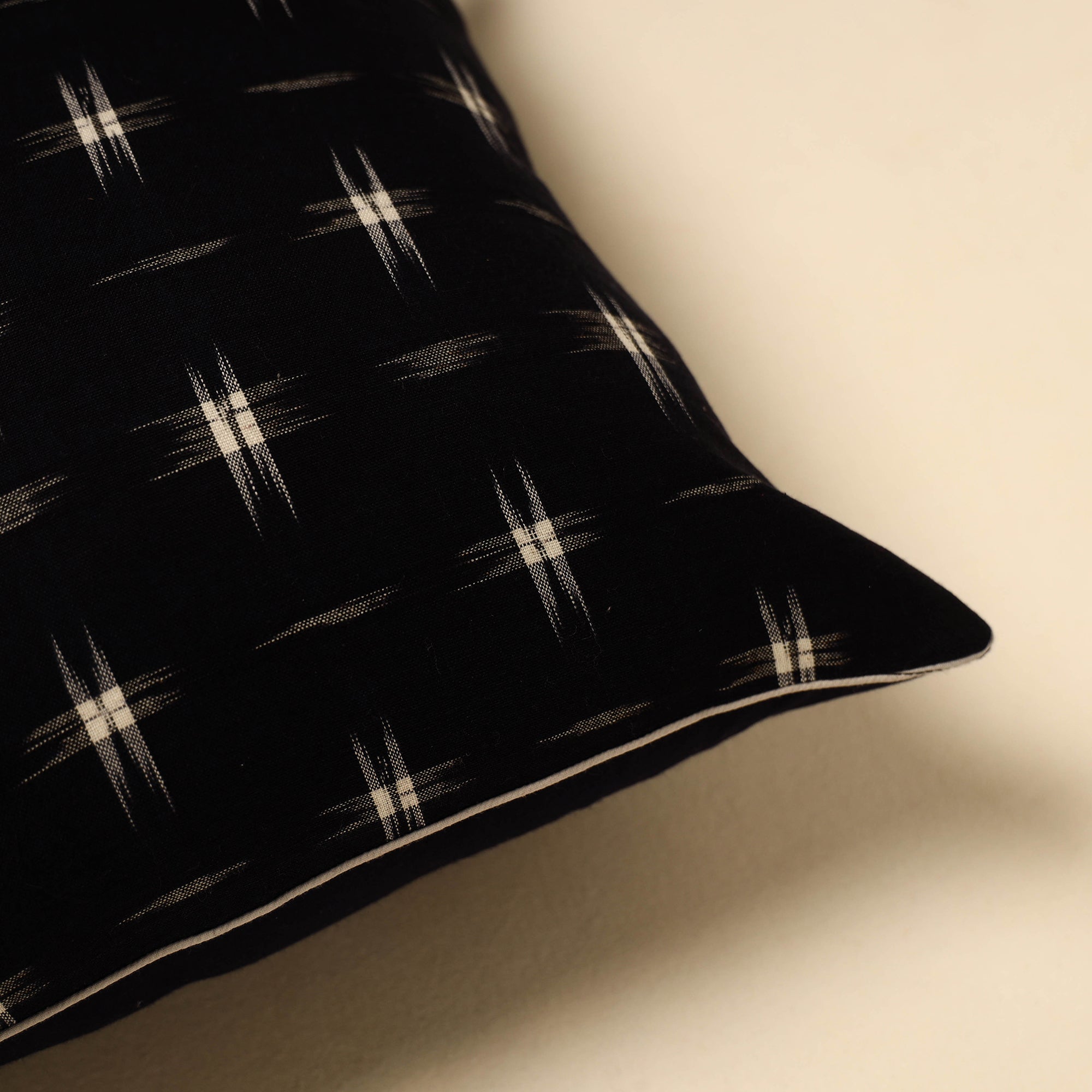 NOORI BAZAR Black - Cotton Pochampally Ikat Cushion Cover 40 - view 2