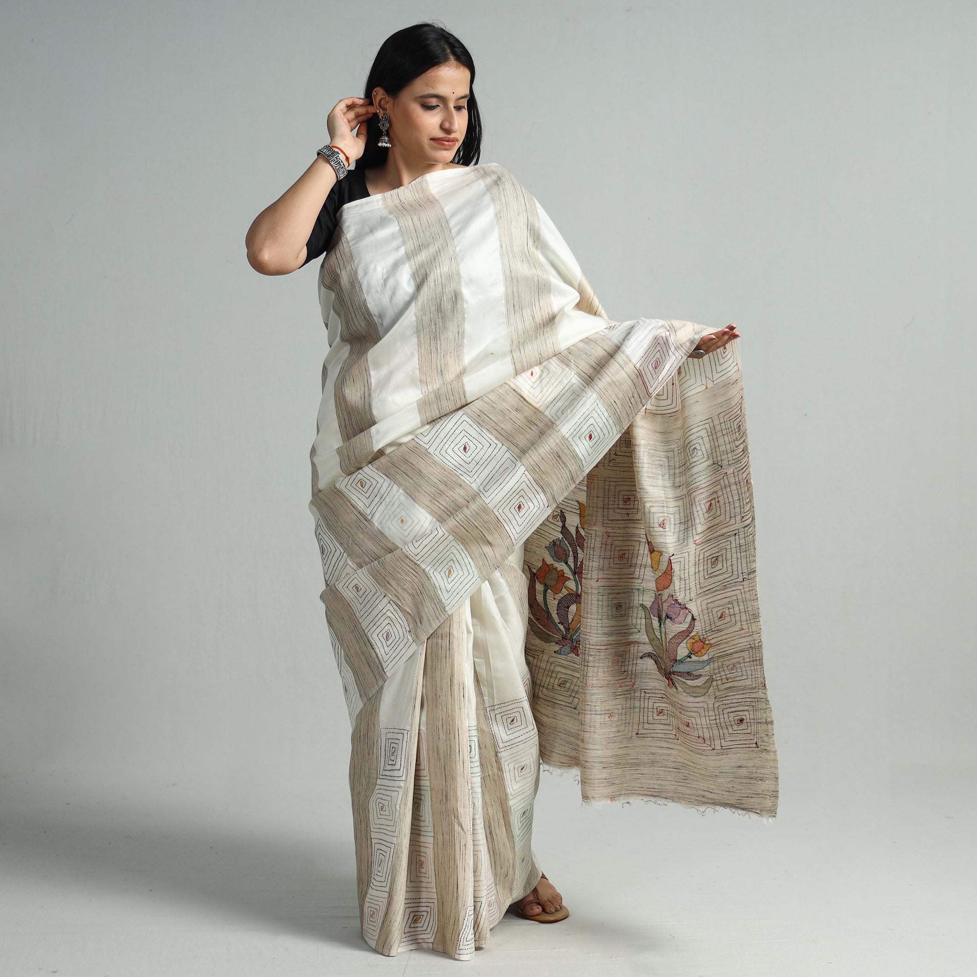 KHUSHBASH - HAPPY LOOM OF EAST Beige - Bengal Kantha Hand Embroidery Pure Ghicha Silk Handloom Saree 136 - view 2