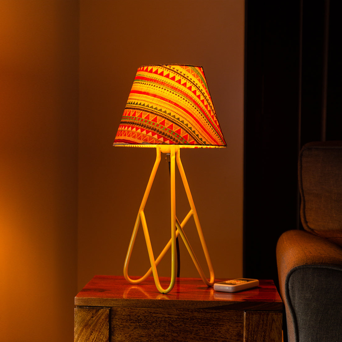 EXCLUSIVELANE 'Many Hued Triangles' Handcrafted Tripod Table Lamp In Iron (17 Inch)