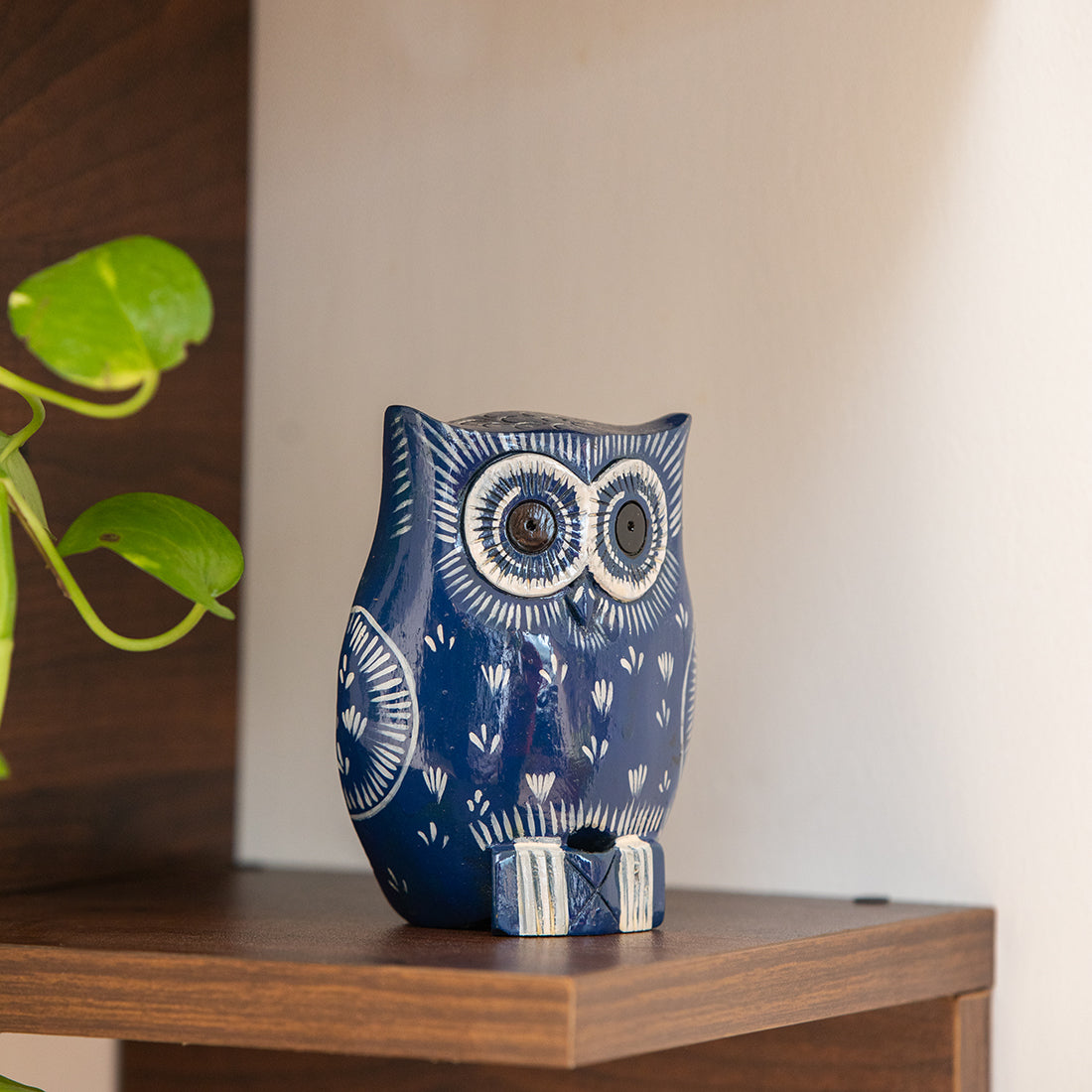 EXCLUSIVELANE 'The Enlightened Owl' Handpainted Showpiece In Eucalyptus Wood