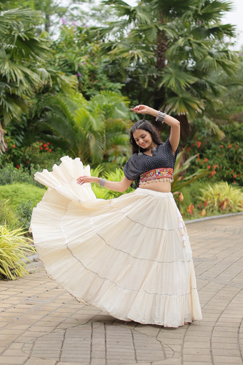 ClothsVilla Black Elegant Lehenga with Leheriya Print Blouse - view 4