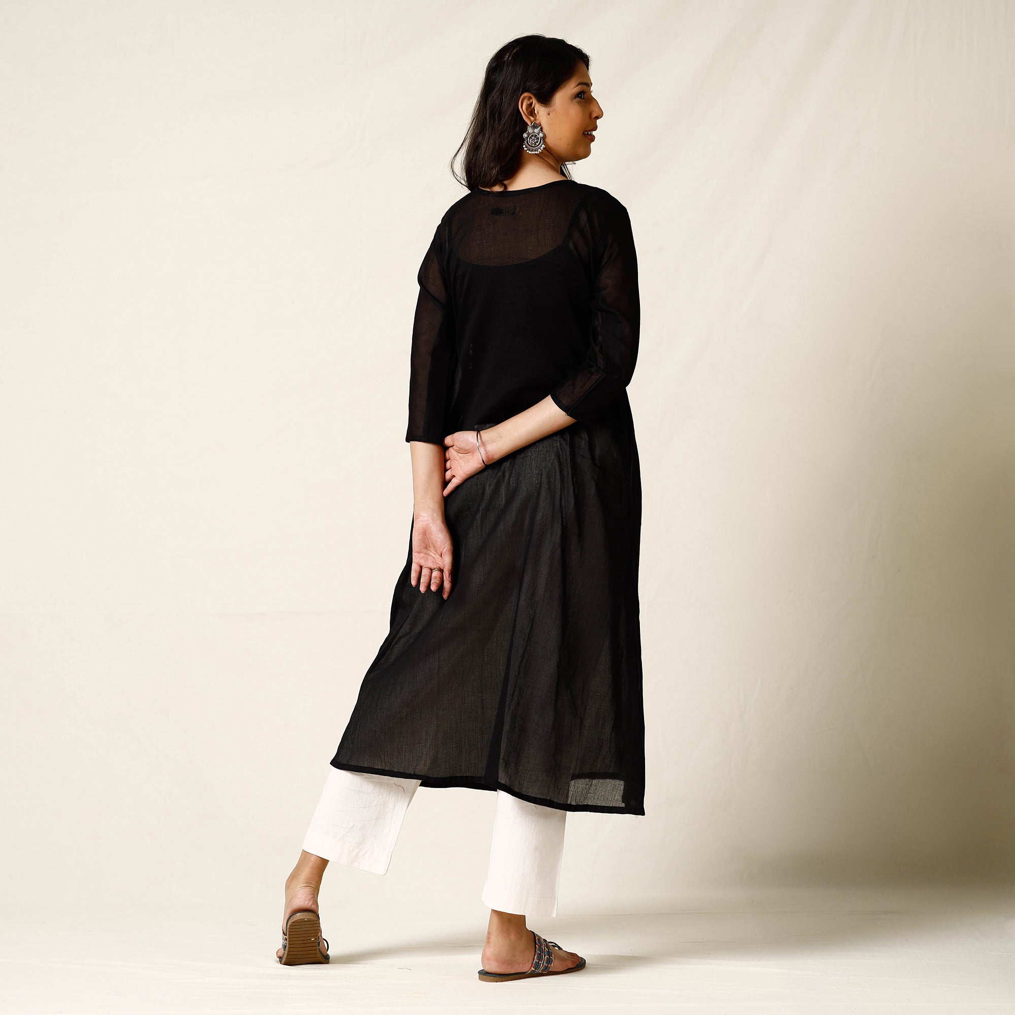 Black - Mulmalai Cotton Plain Dyed A-Line Long Kurta 32 - view 3