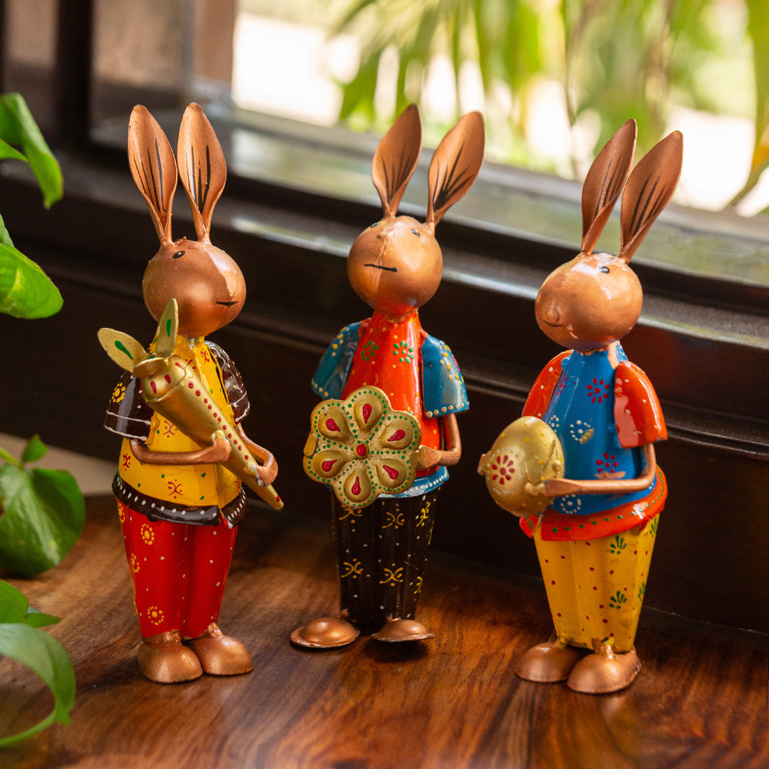 EXCLUSIVELANE 'Rabbit Rumbles' Handpainted Garden Decorative Showpieces In Iron (Set of 3, 8 Inch)