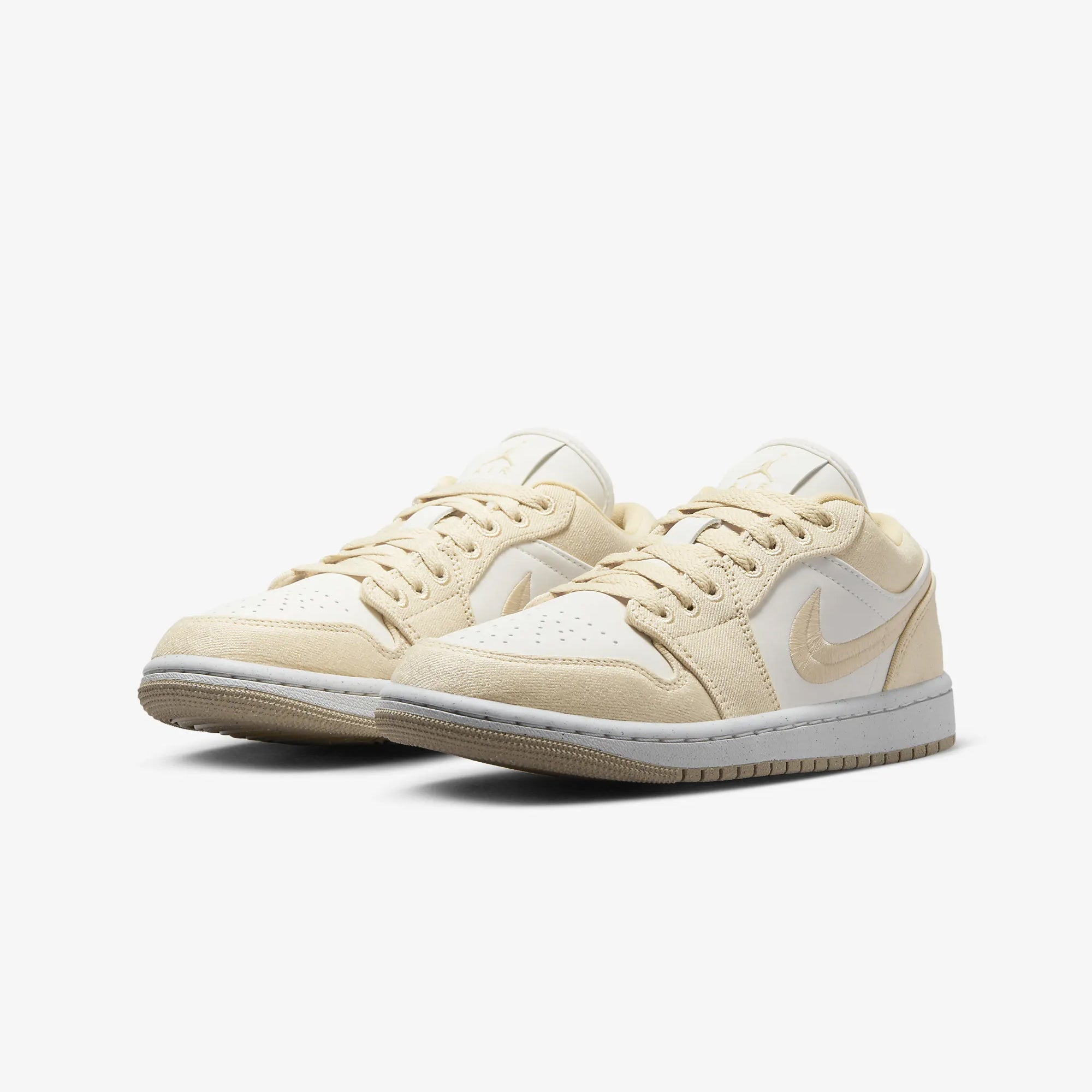 Jordan | AIR JORDAN 1 LOW SE { TEAM GOLD/SAIL