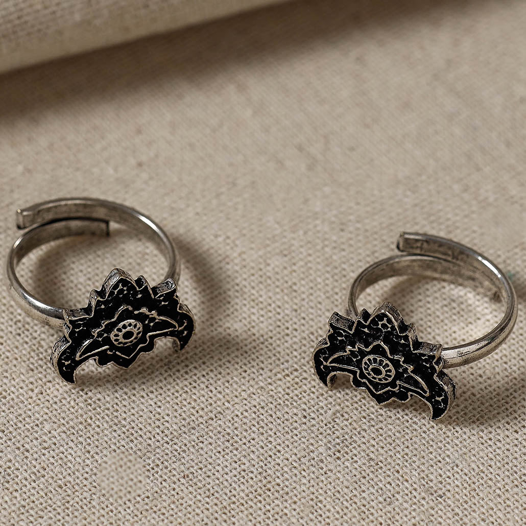 WHITE RIVER STORIES Antique Silver Finish Oxidised Brass Base Toe Ring (Adjustable) - view 2