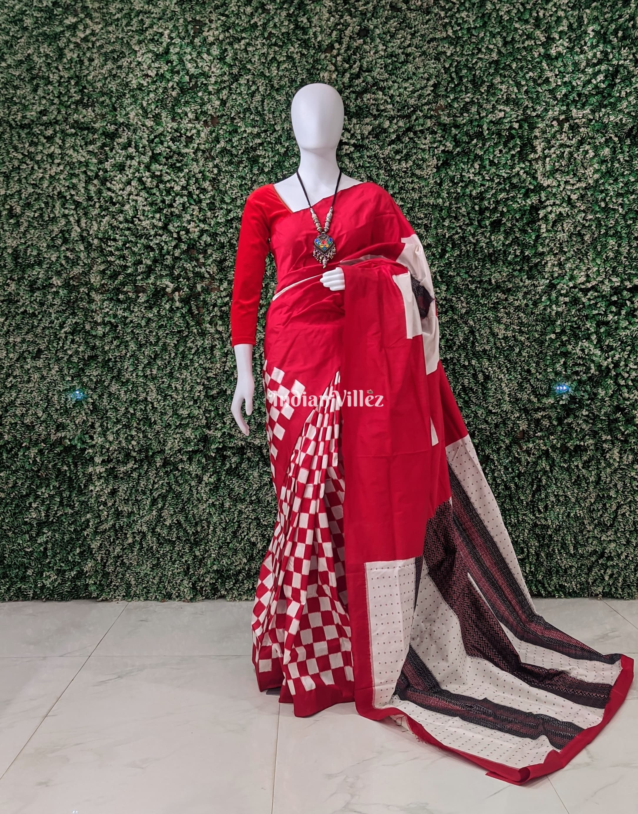 IndianVillèz White Red Pasapali Sambalpuri Ikat Silk Saree