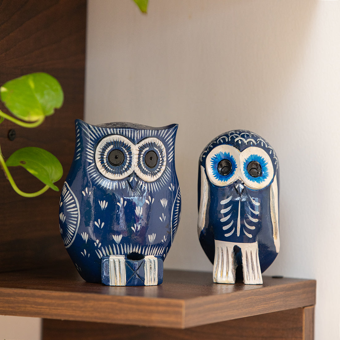 EXCLUSIVELANE 'The Silent Owl Pair' Handpainted Showpiece In Eucalyptus Wood (Set of 2)