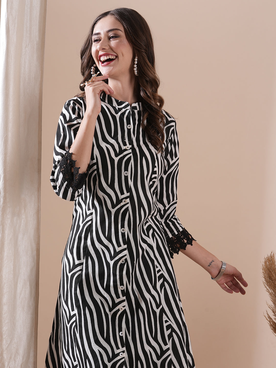 Fashor Abstract Printed Crochet Lace Embellished Kurta - Black - view 2