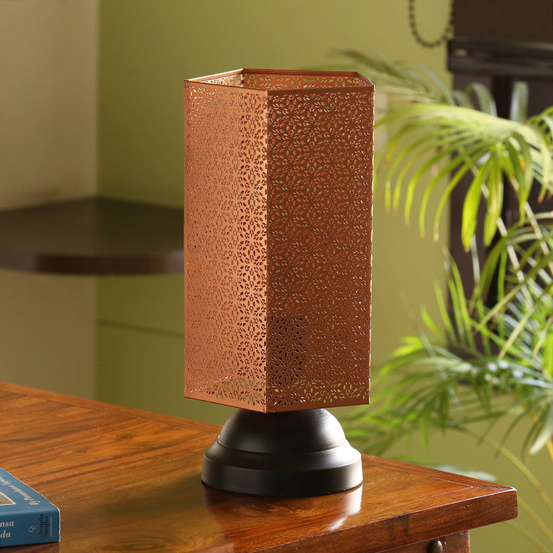 EXCLUSIVELANE 'Moroccan Shimmer' Hand Etched Iron Table Lamp (13 Inch)