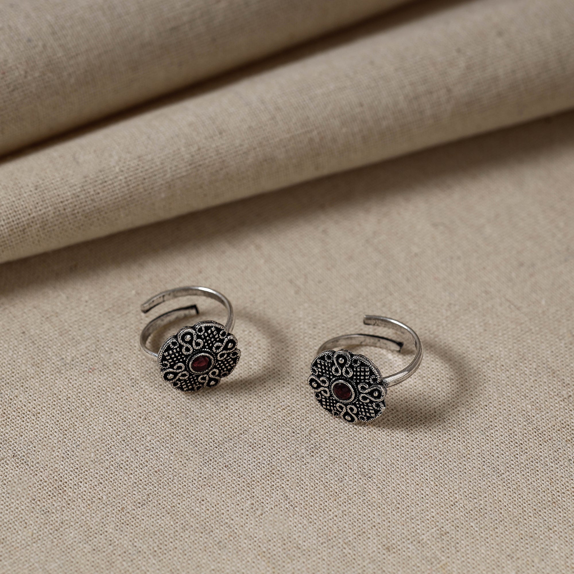 WHITE RIVER STORIES Antique Silver Finish Oxidised Brass Base Toe Ring (Adjustable)