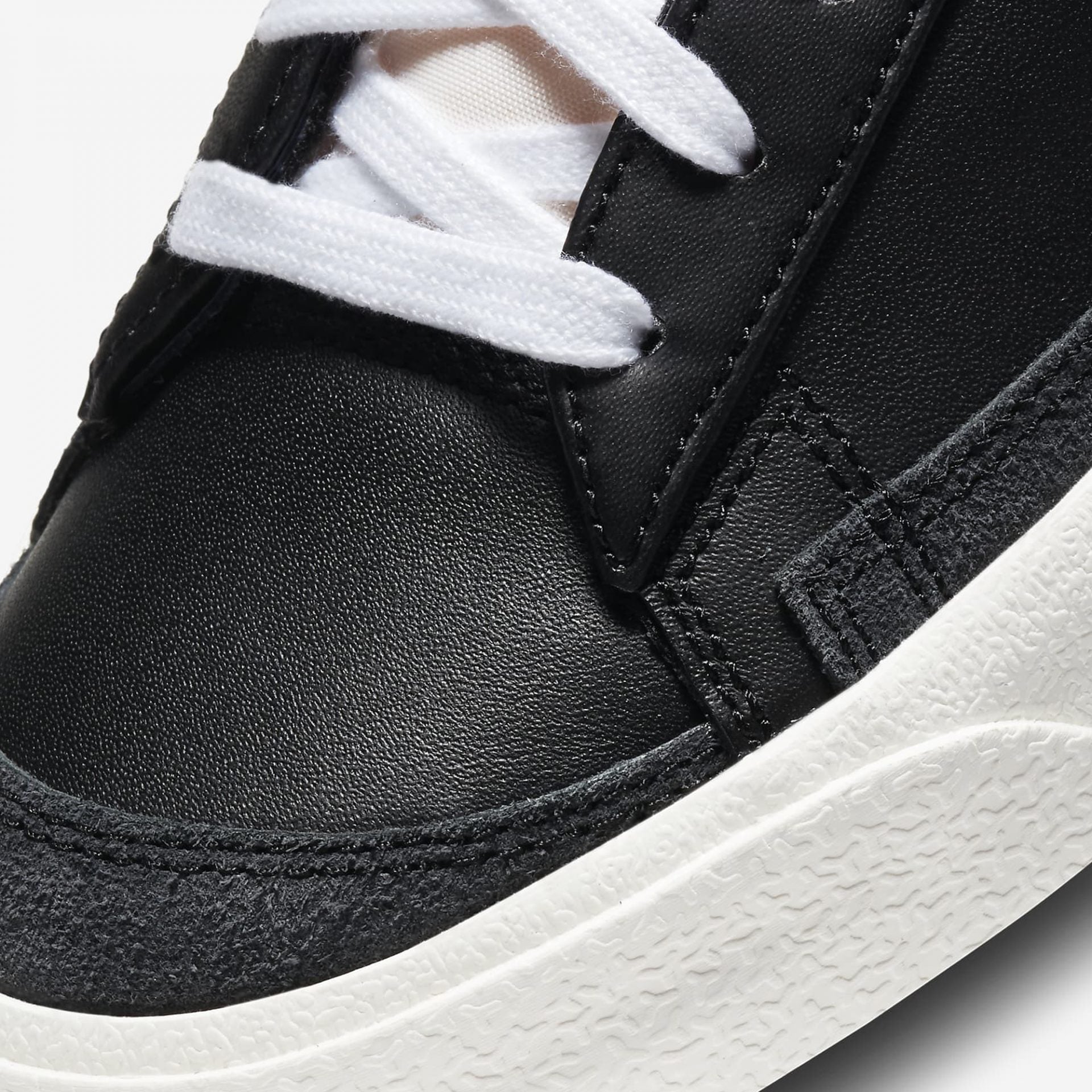 Nike | BLAZER LOW '77 VINTAGE { BLACK/WHITE - view 4