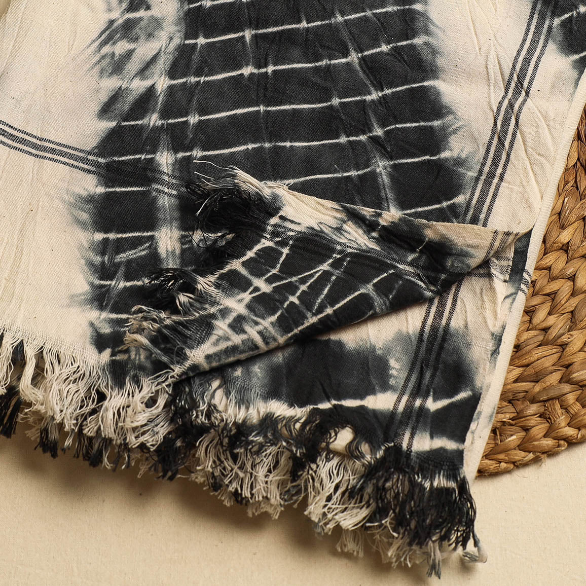 HAVELI CHRONICLES Black - Shibori Tie-dye Cotton Bath Towel - view 2