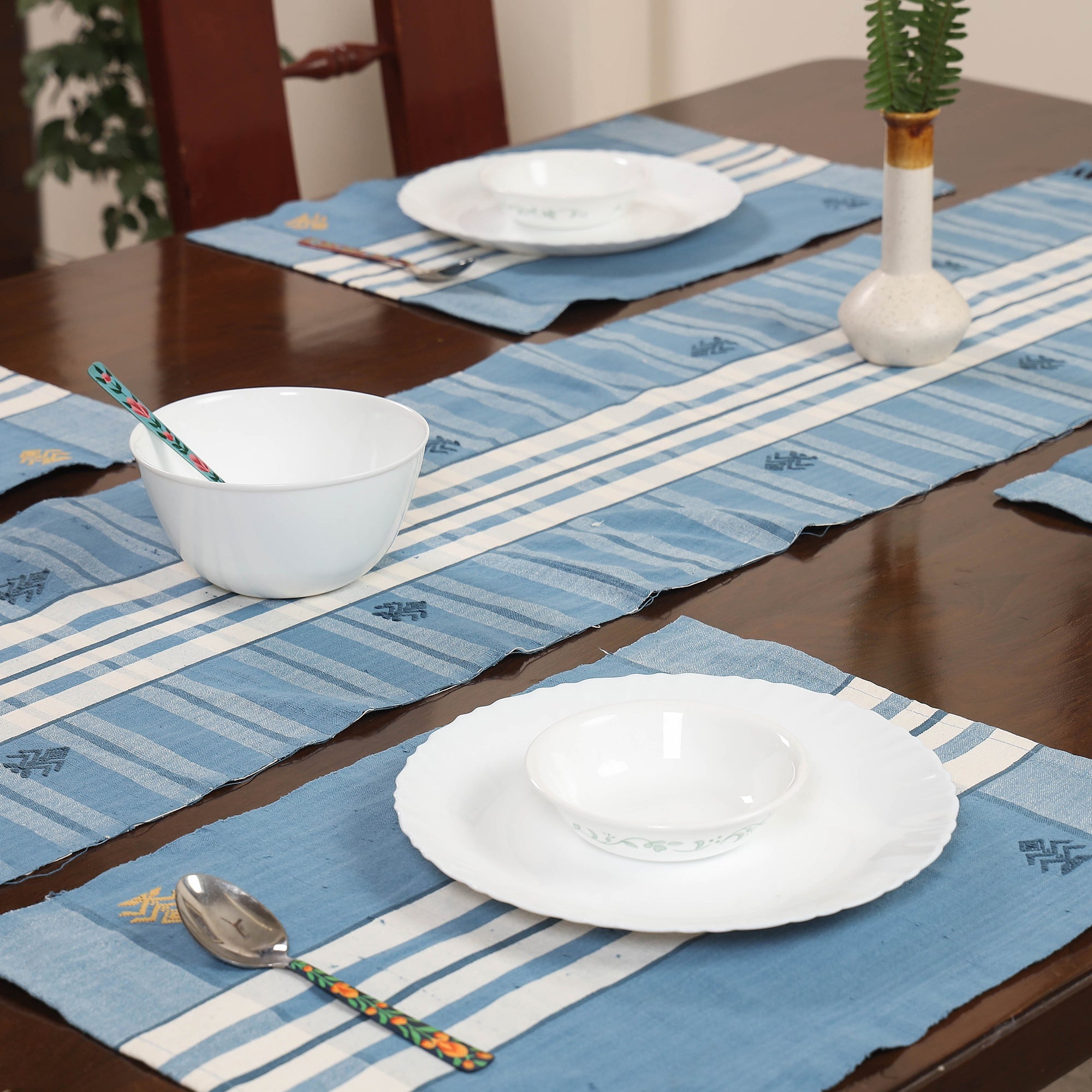 ANTARAN - CRAFTS OF INDIA Blue - Assam Weave Dining Table Runner & Set of 4 Placemats in Handloom Cotton - view 2