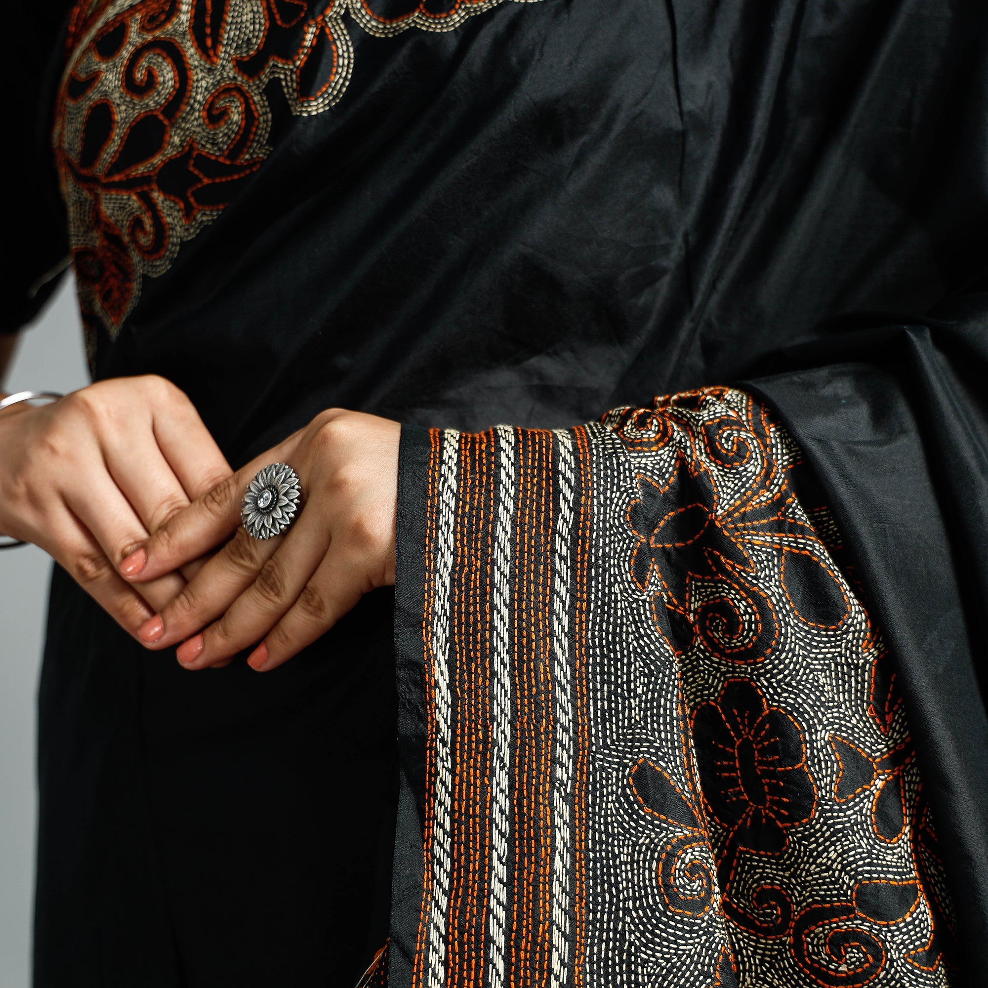 KHUSHBASH - HAPPY LOOM OF EAST Black - Bengal Kantha Embroidery Bangalore Silk Handloom Saree - view 5