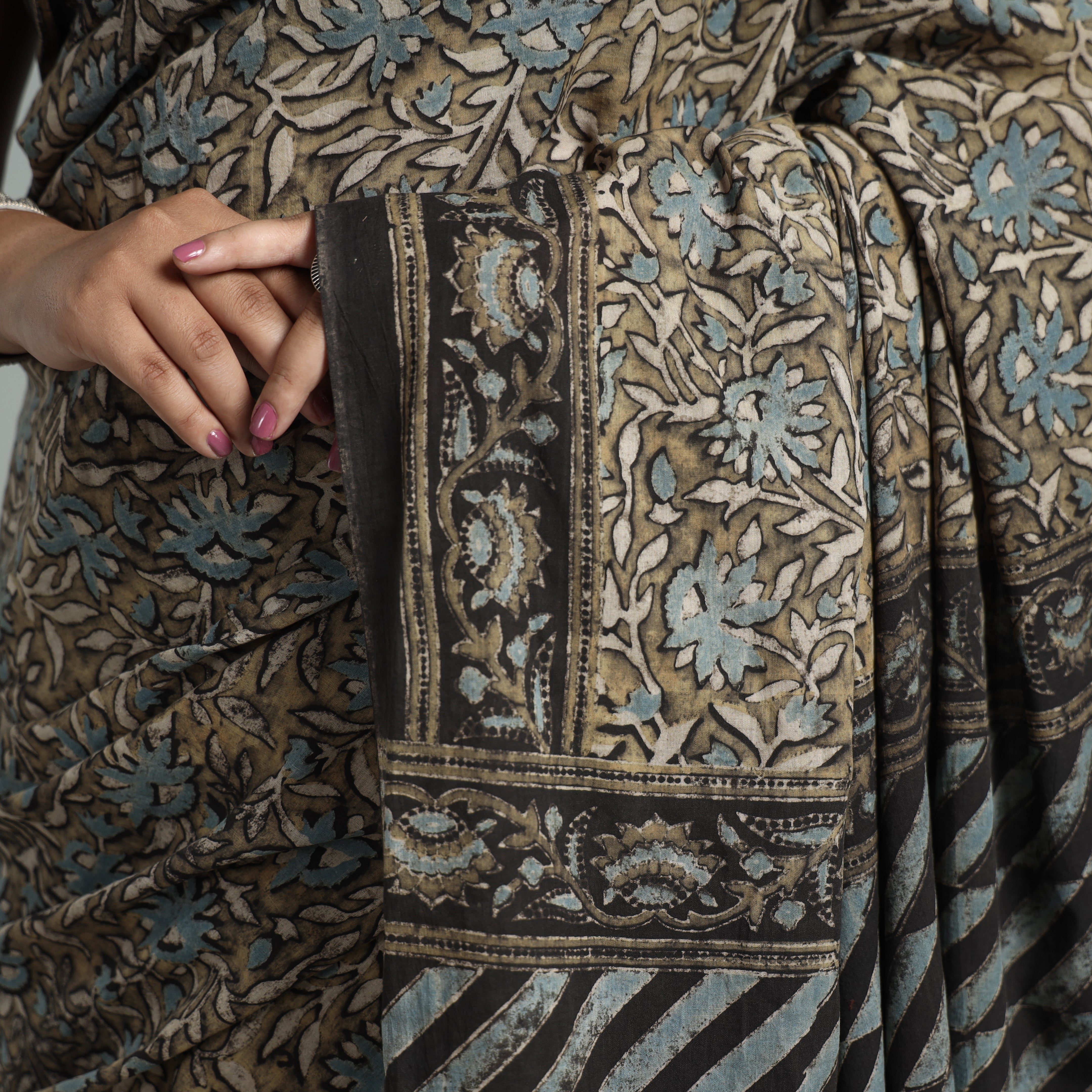 AJRAKH BY JABBAR KHATRI Brown - Natural Dyed Block Print Mul Cotton Ajrakh Saree 08 - view 4