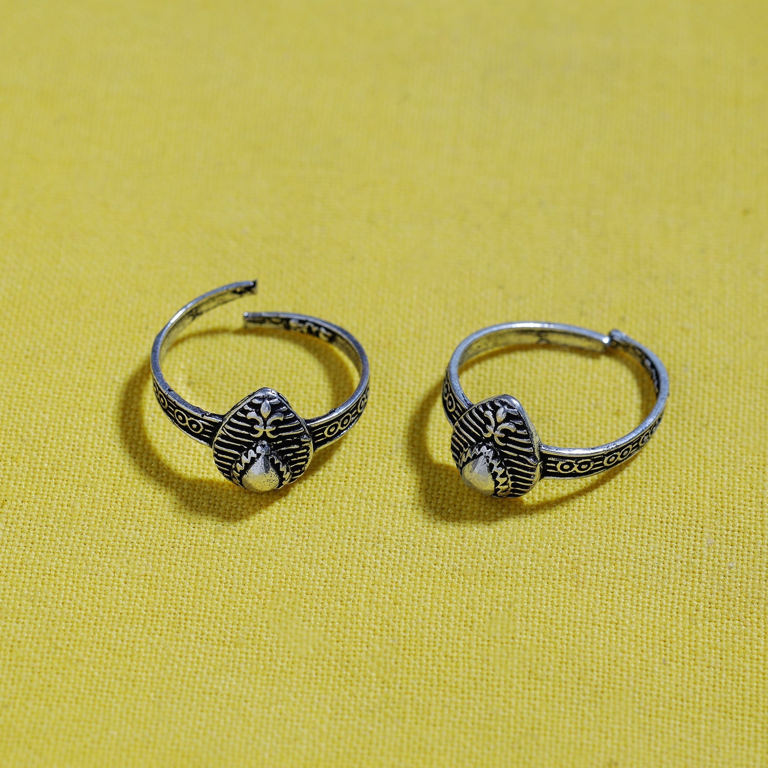 WHITE RIVER STORIES Antique Silver Finish Oxidised Brass Base Toe Ring (Adjustable)