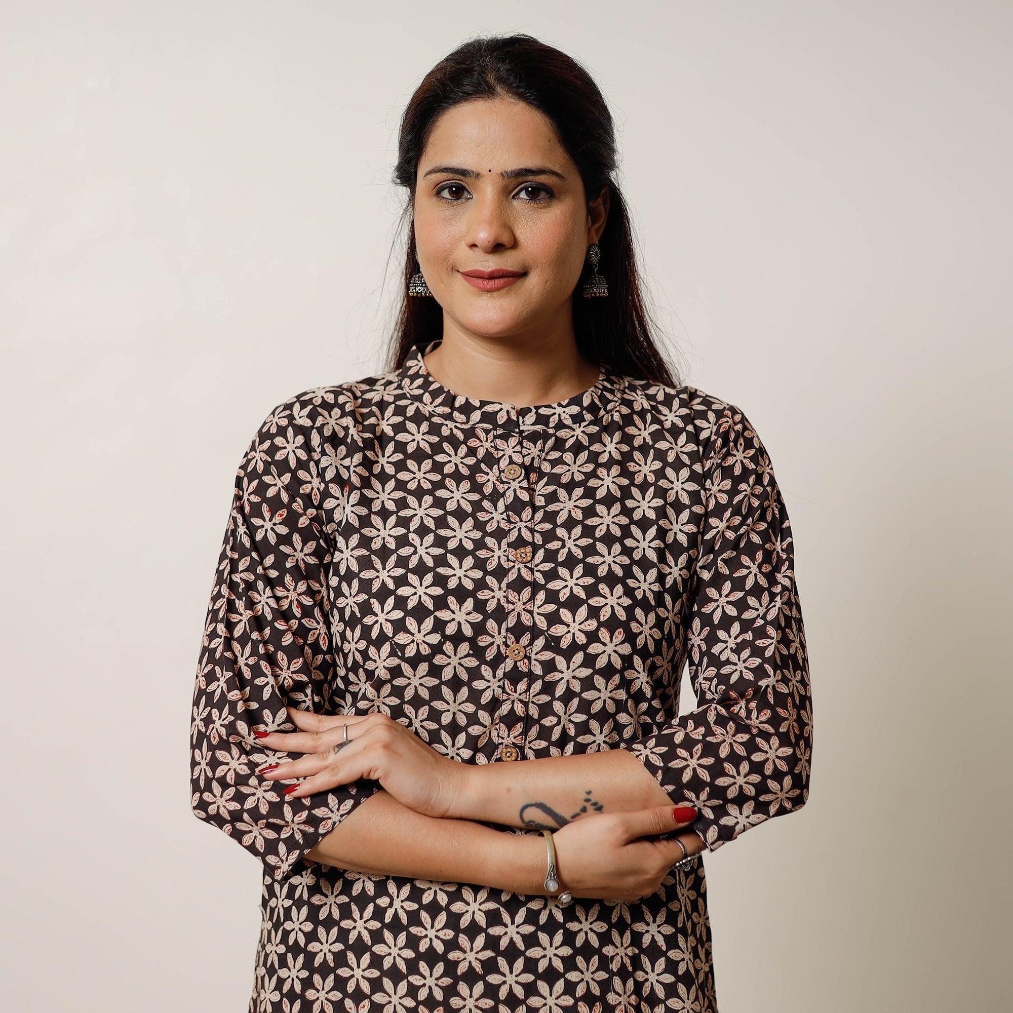 ITOKRI CASUALS Black & White Champa Floral Buta Bagru Hand Block Printed Cotton Long Kurta 01