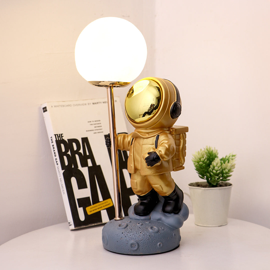 Kush Trading Astronaut Moon Lamp - view 4
