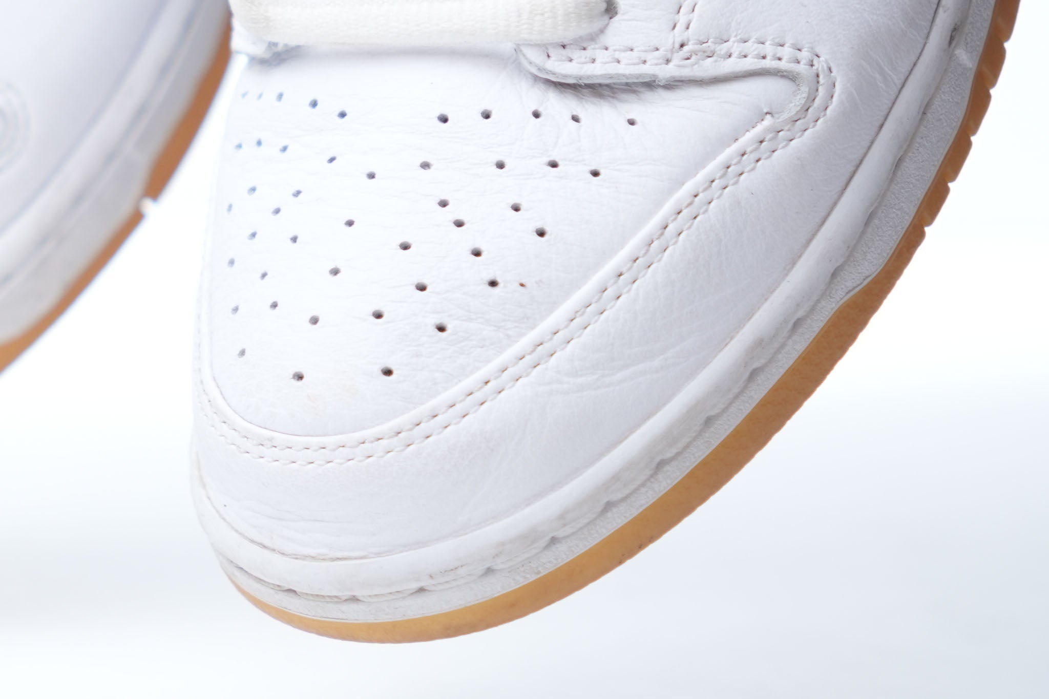 Nike SB Dunk Low 'White & Gum Light Brown' - view 5