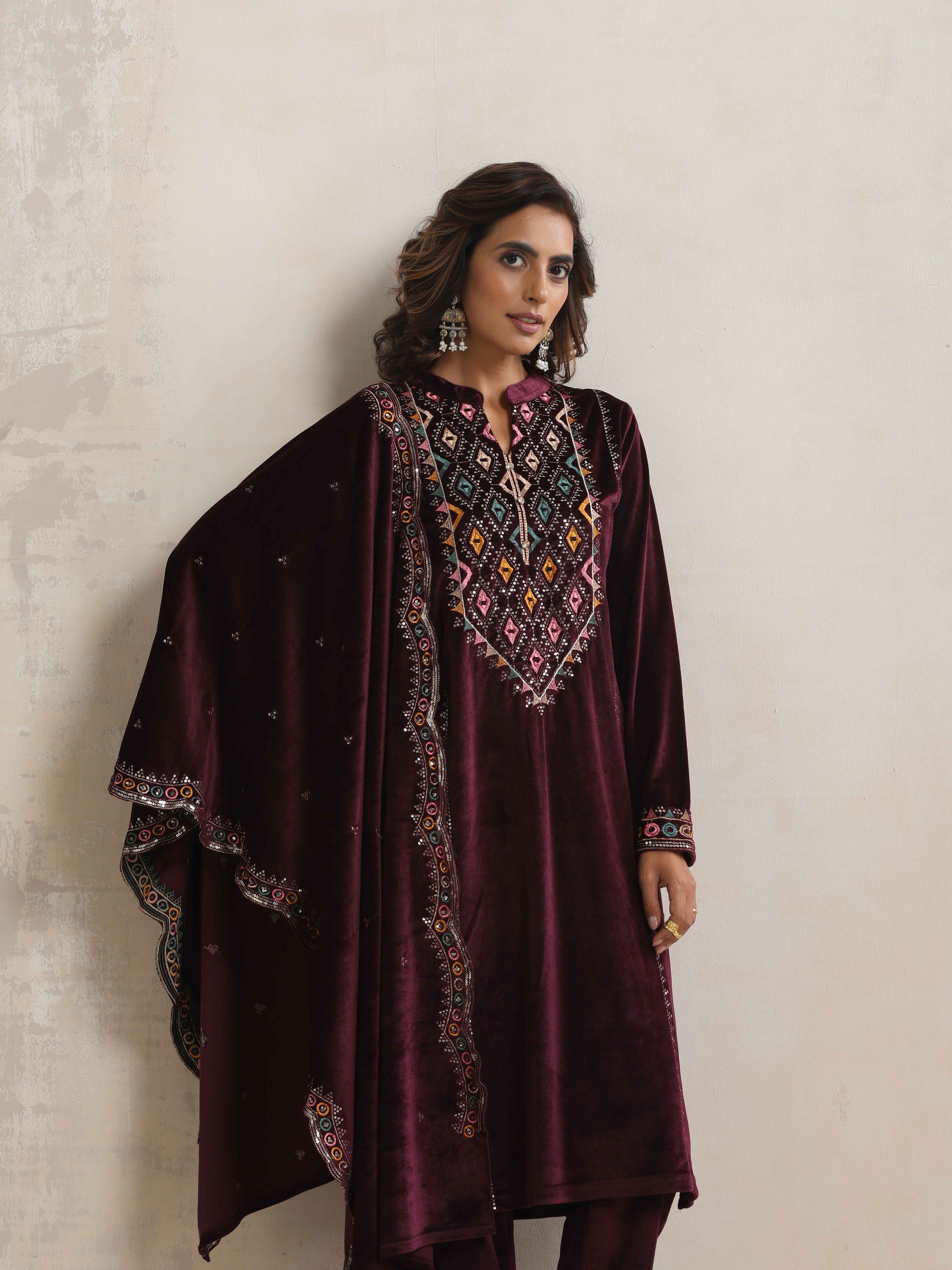 trueBrowns Purple Velvet Geometric Embroidered Kurta Pant Dupatta Set - view 4