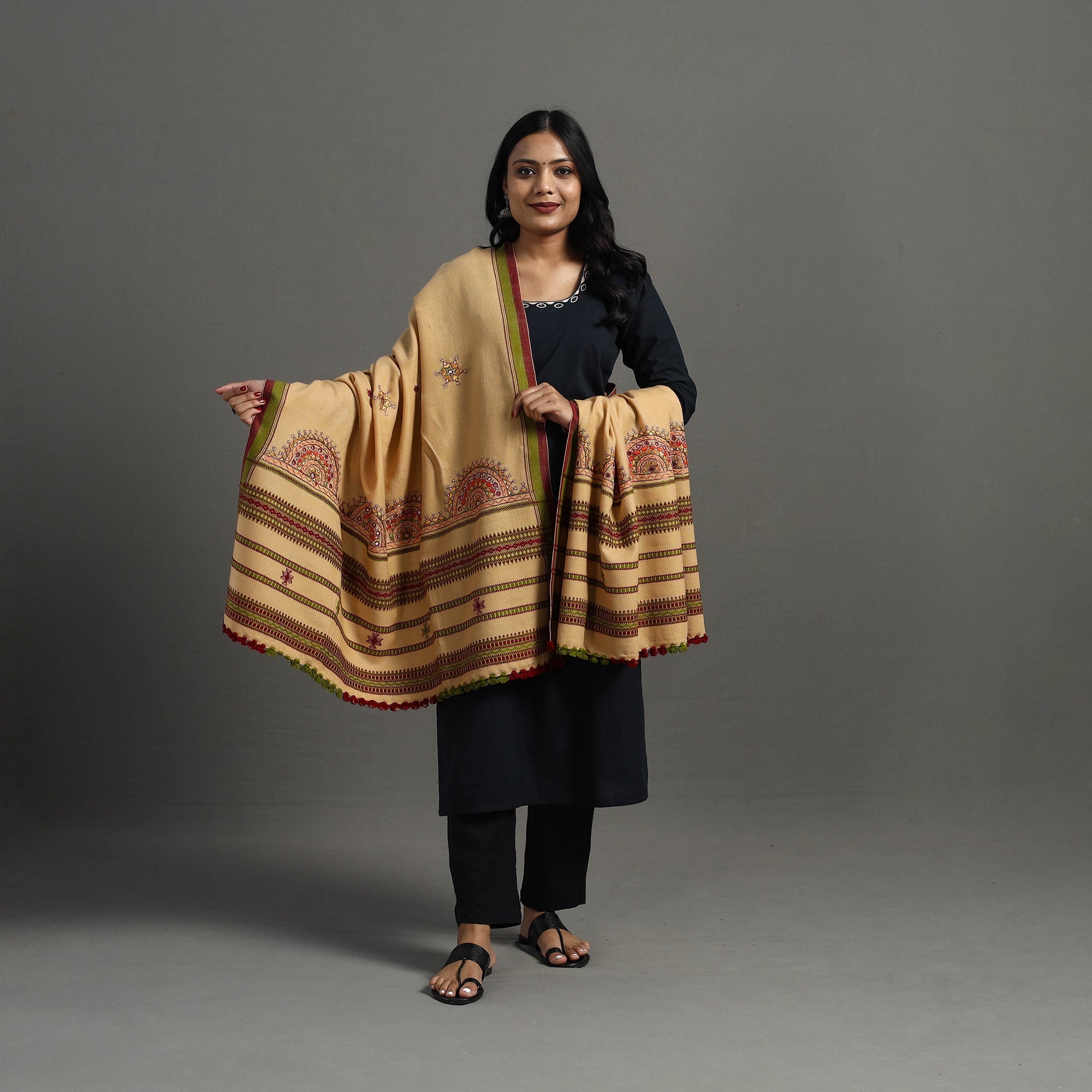 VANKAR BHIMJI KANJI Beige - Kutch Neran Hand Embroidery Mirror Work Woollen Shawl 111 - view 2