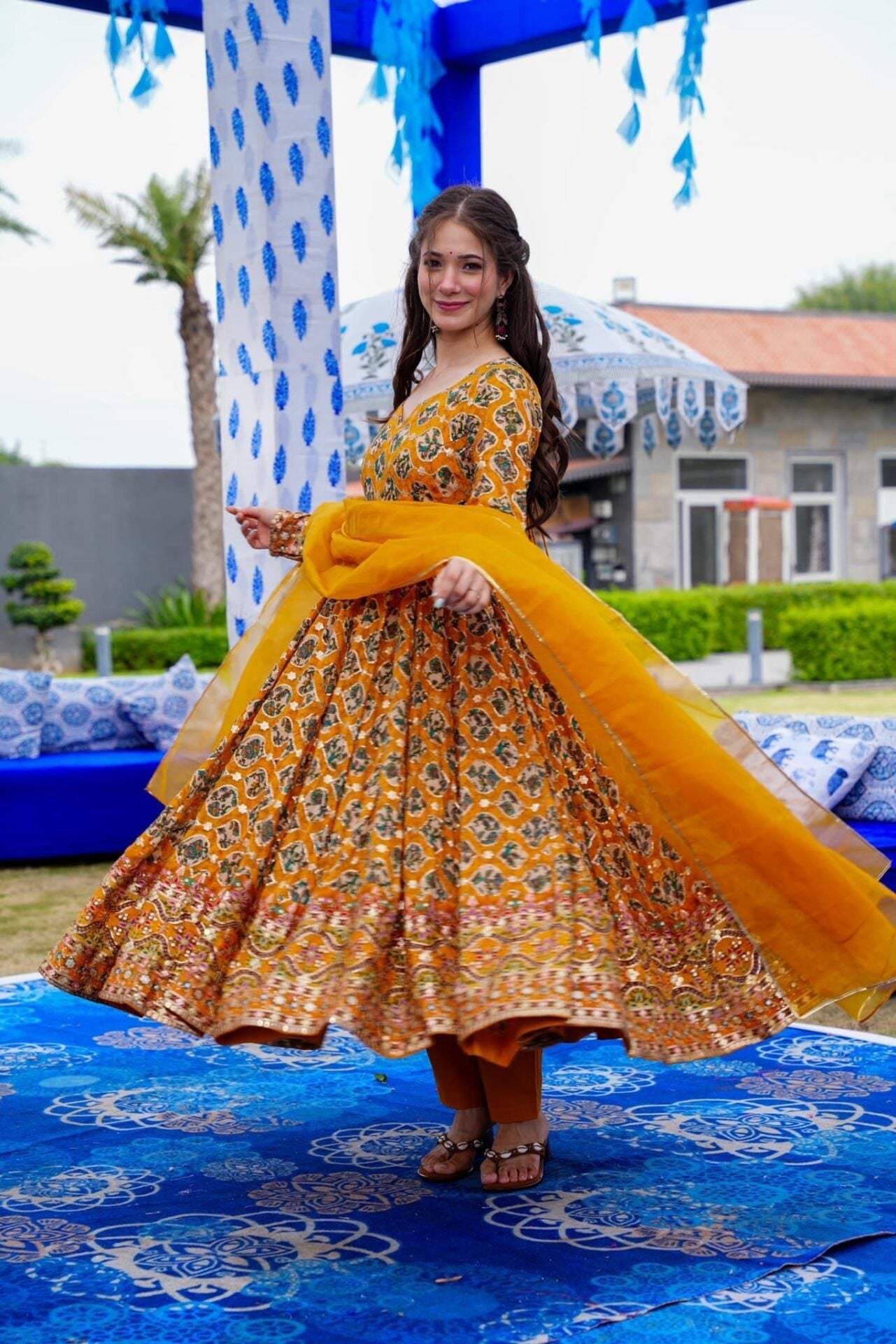 Idaho-o Sana heavy embroidered suit set - view 3