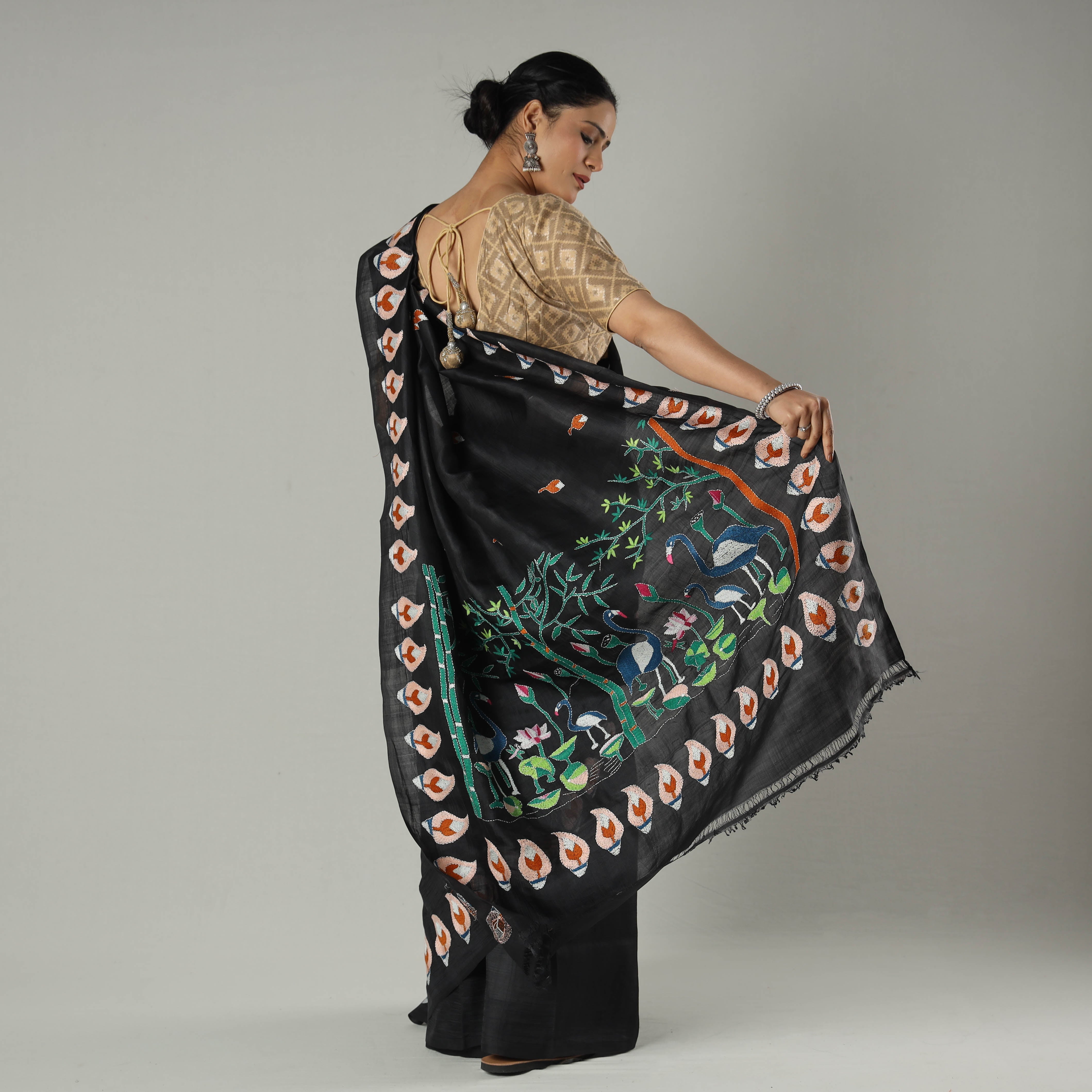 KHUSHBASH - HAPPY LOOM OF EAST Black - Bengal Kantha Embroidery Bishnupuri Silk Handloom Saree - view 4