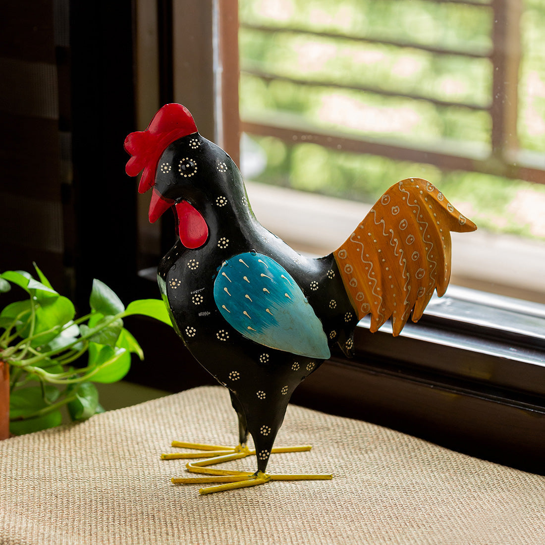 EXCLUSIVELANE 'Rooster Ruckus' Handpainted Garden Decorative Showpiece In Metal (12 Inch)
