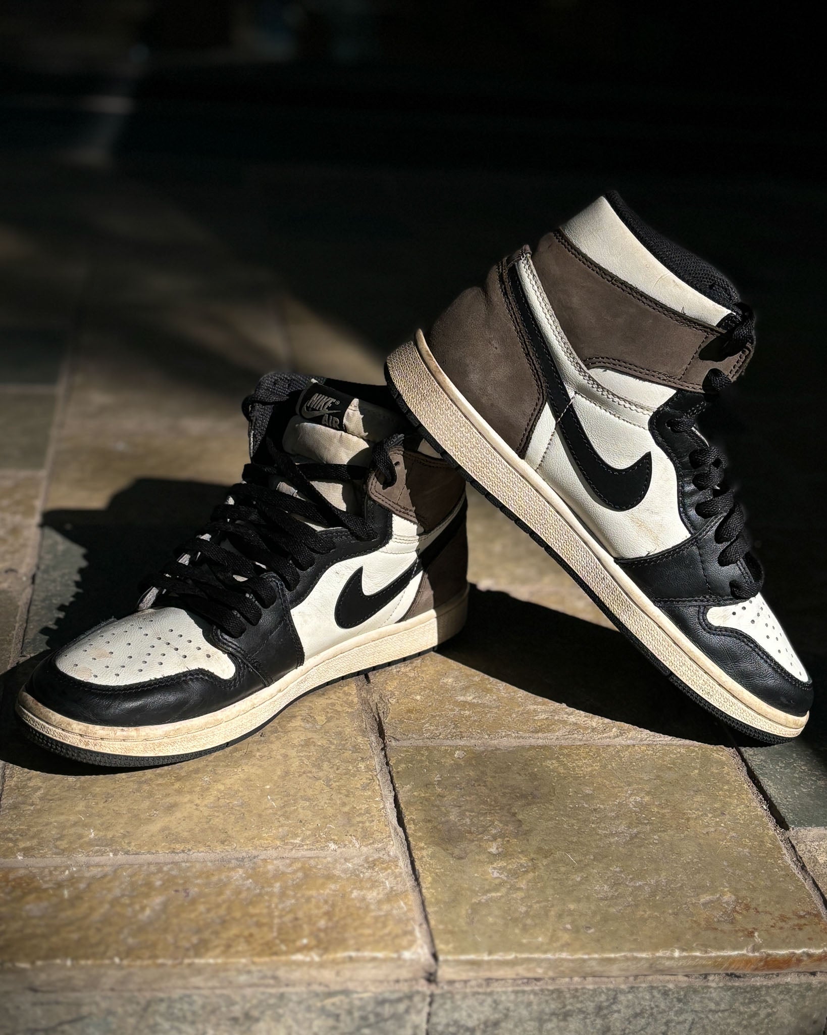 Nike Air Jordan 1 Retro High Dark Mocha - view 2