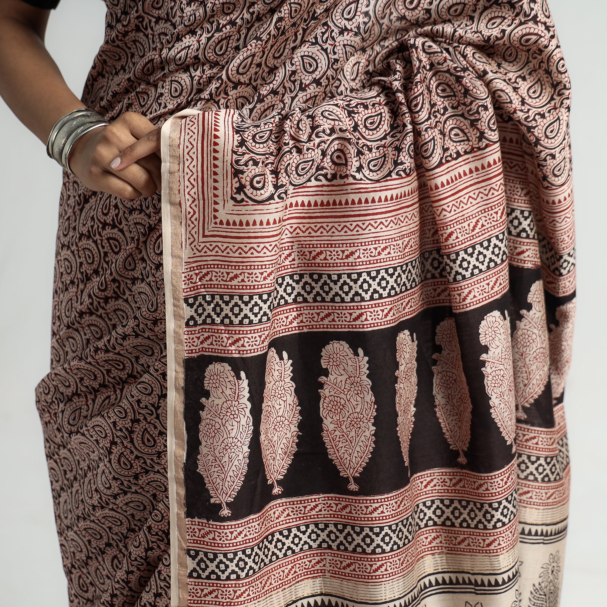 BAGH PRINTS BY MOHAMMED BILAL KHATRI Beige - Bagh Hand Block Printed Natural Dyed Chanderi Silk Saree - view 5
