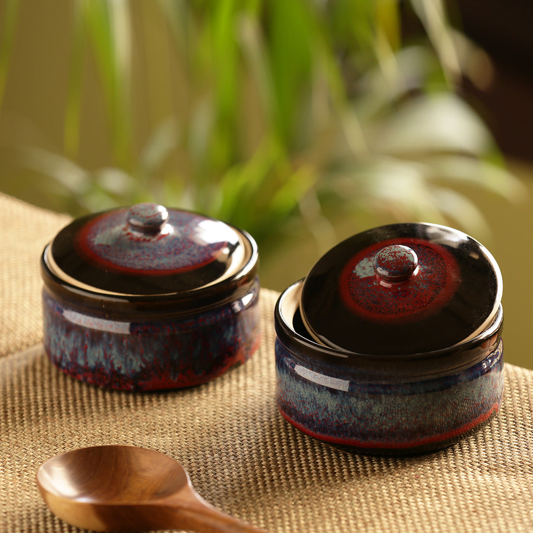 EXCLUSIVELANE 'Crimson Sky' Hand Glazed Studio Pottery Ceramic Serving Handis With Lids (Set Of 2)