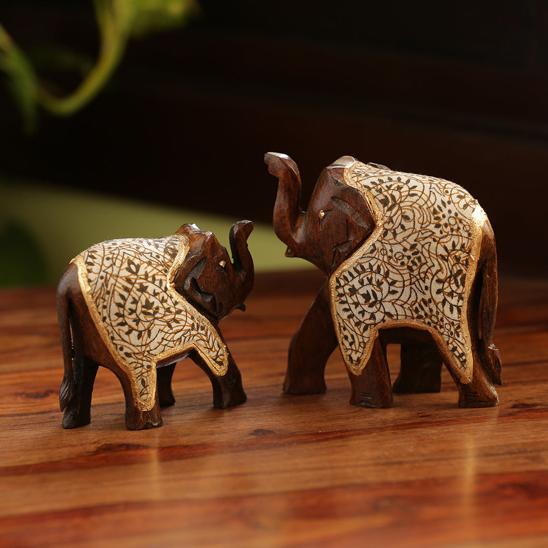 Hand carved handpainted – EXCLUSIVELANE 'The Talking Tuskers' Hand Carved & Handpainted Cotton Cloth Showpiece In Eucalyptus Wood (Set of 2)