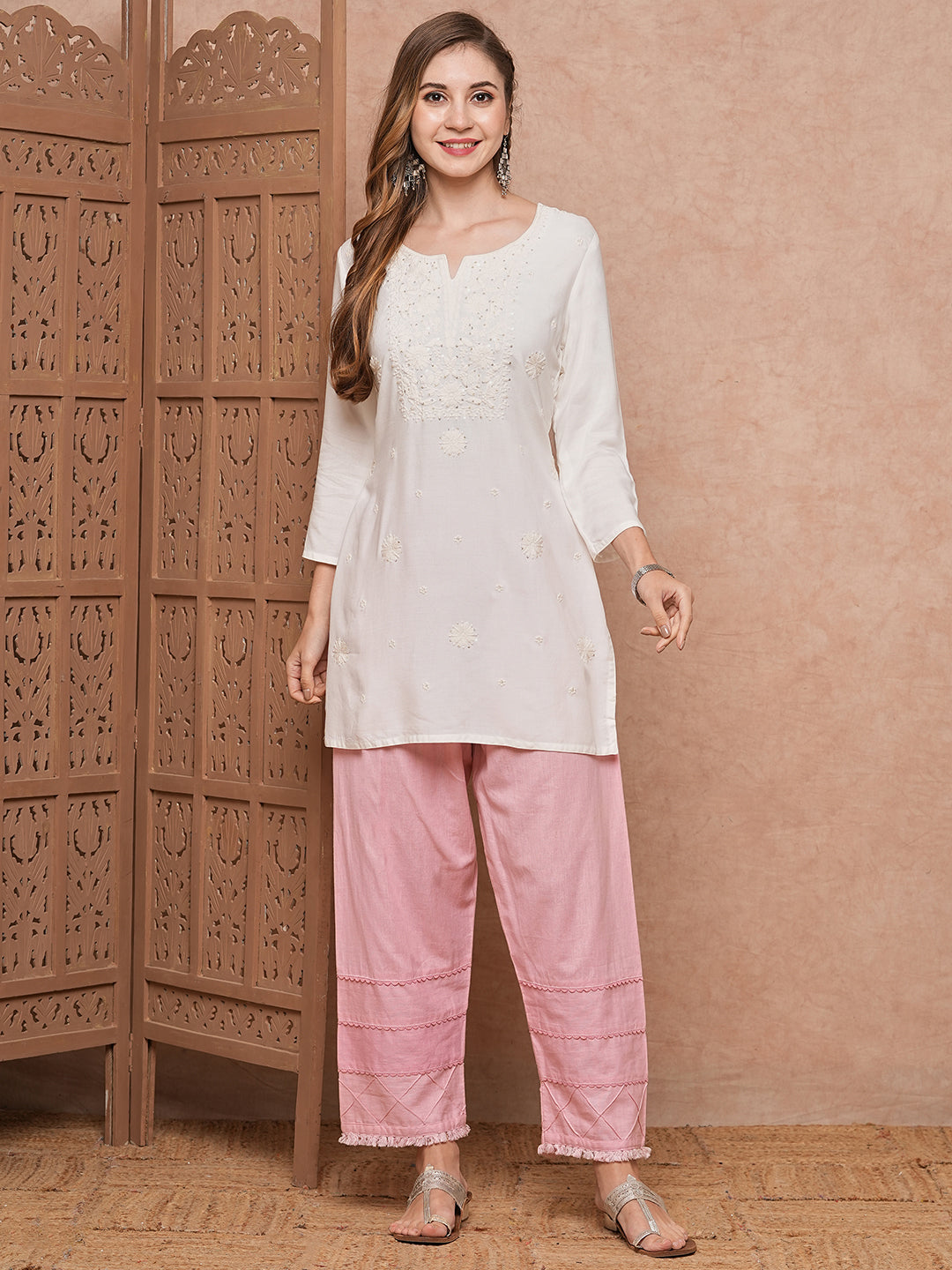 Fashor Solid Chikankari Embroidered Straight Fit Kurti - White - view 3