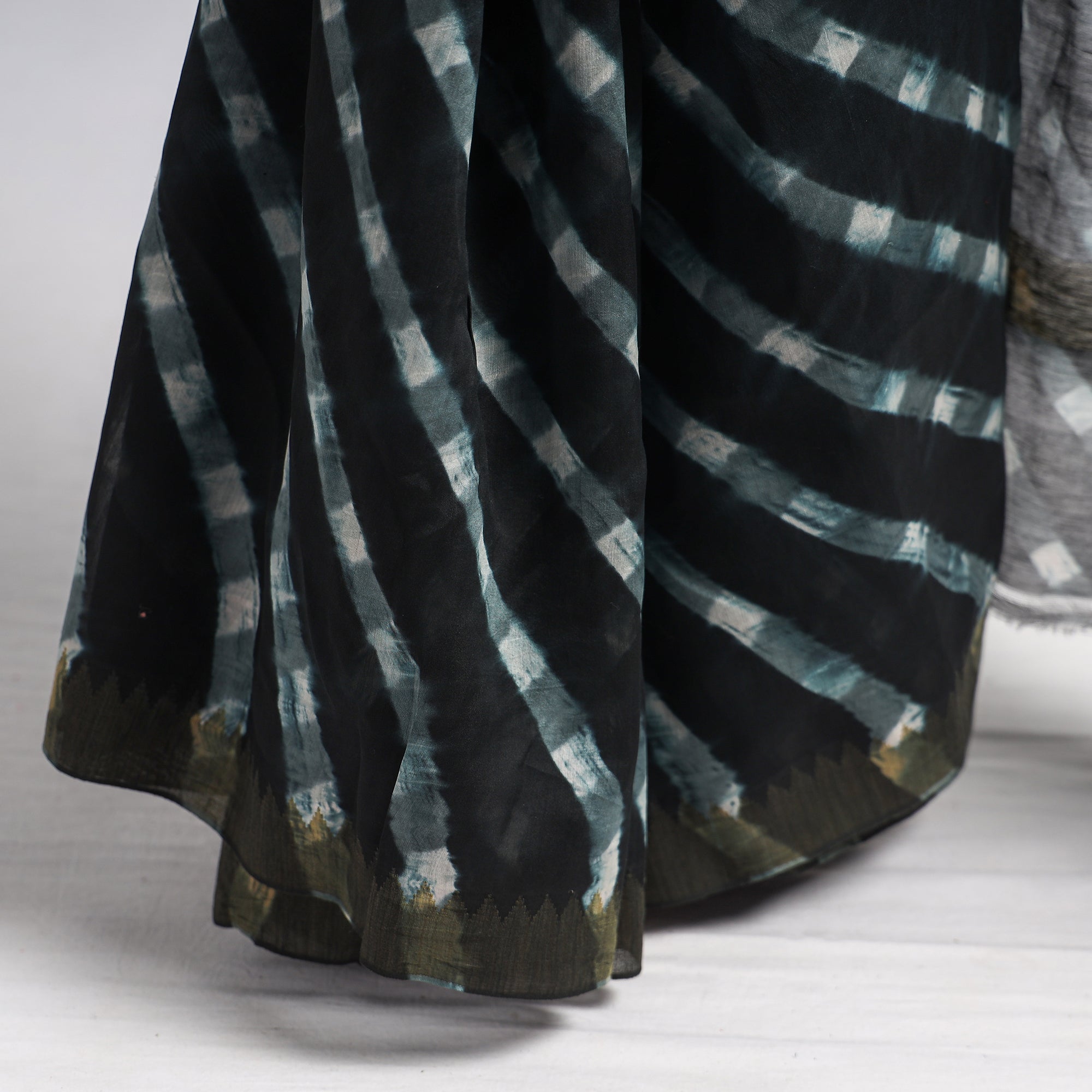 LEHARIYA BY BADSHAH MIYAN Black - Leheriya Tie-Dye Chanderi Silk Saree with Zari Border - view 6