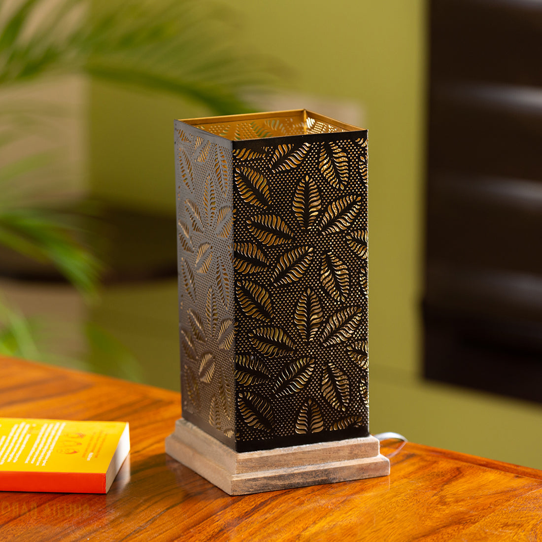 EXCLUSIVELANE 'Leafy Plants' Hand Etched Table Lamp In Iron & Mango Wood (12 Inch)