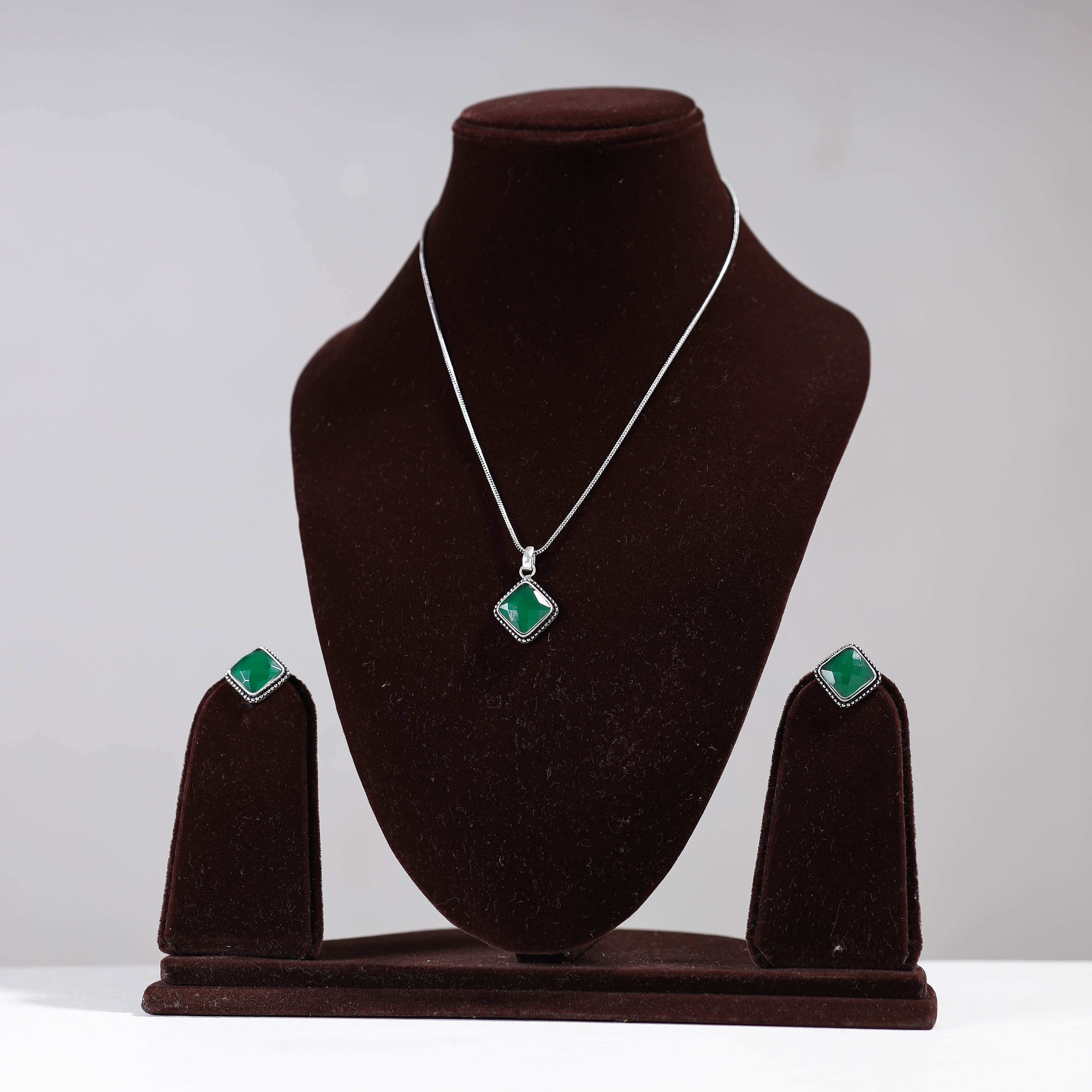 WHITE RIVER STORIES Antique Silver Finish Oxidised Brass Base Stone Work Necklace Set