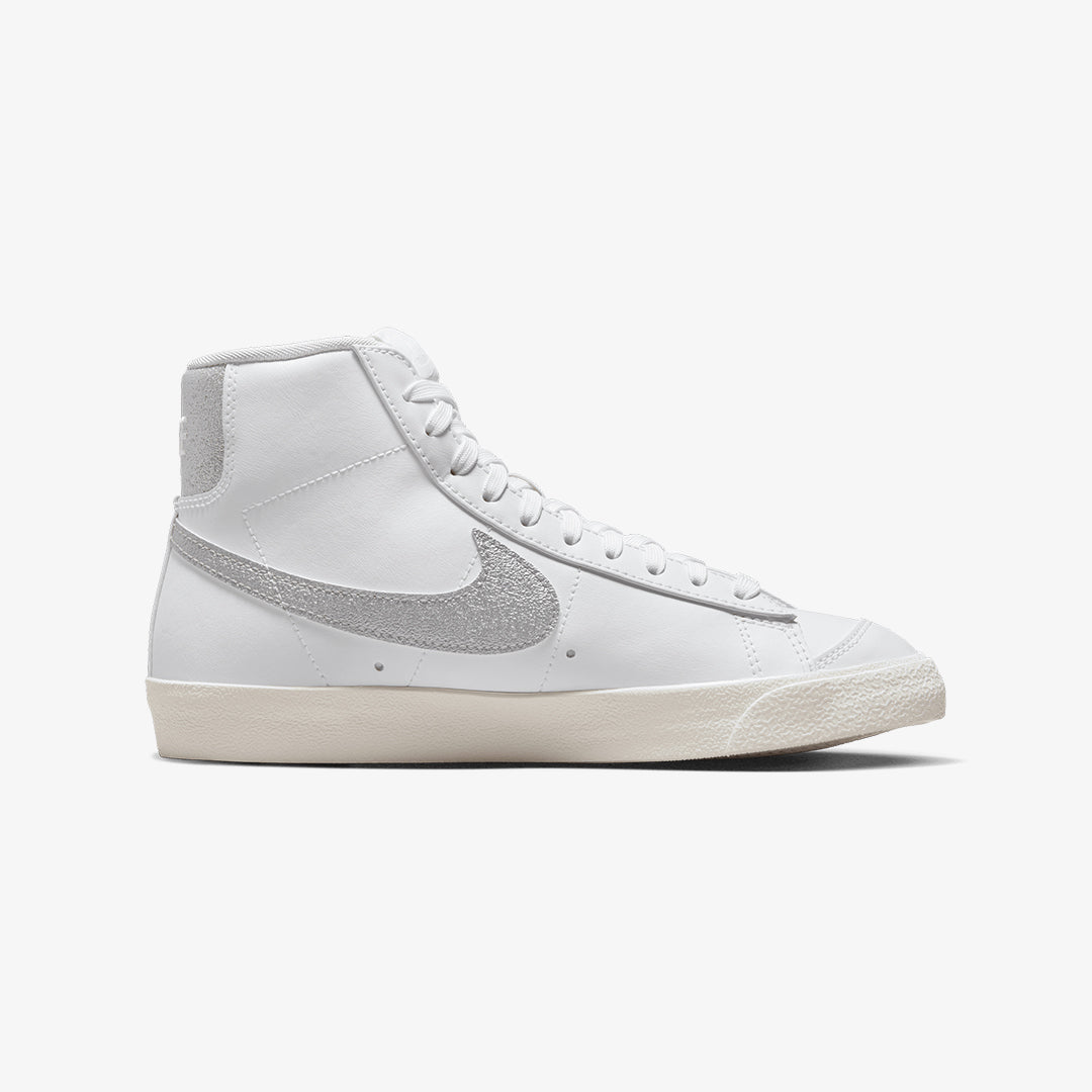 Nike | BLAZER MID '77 ESS { WHITE/METALLIC SILVER - view 4