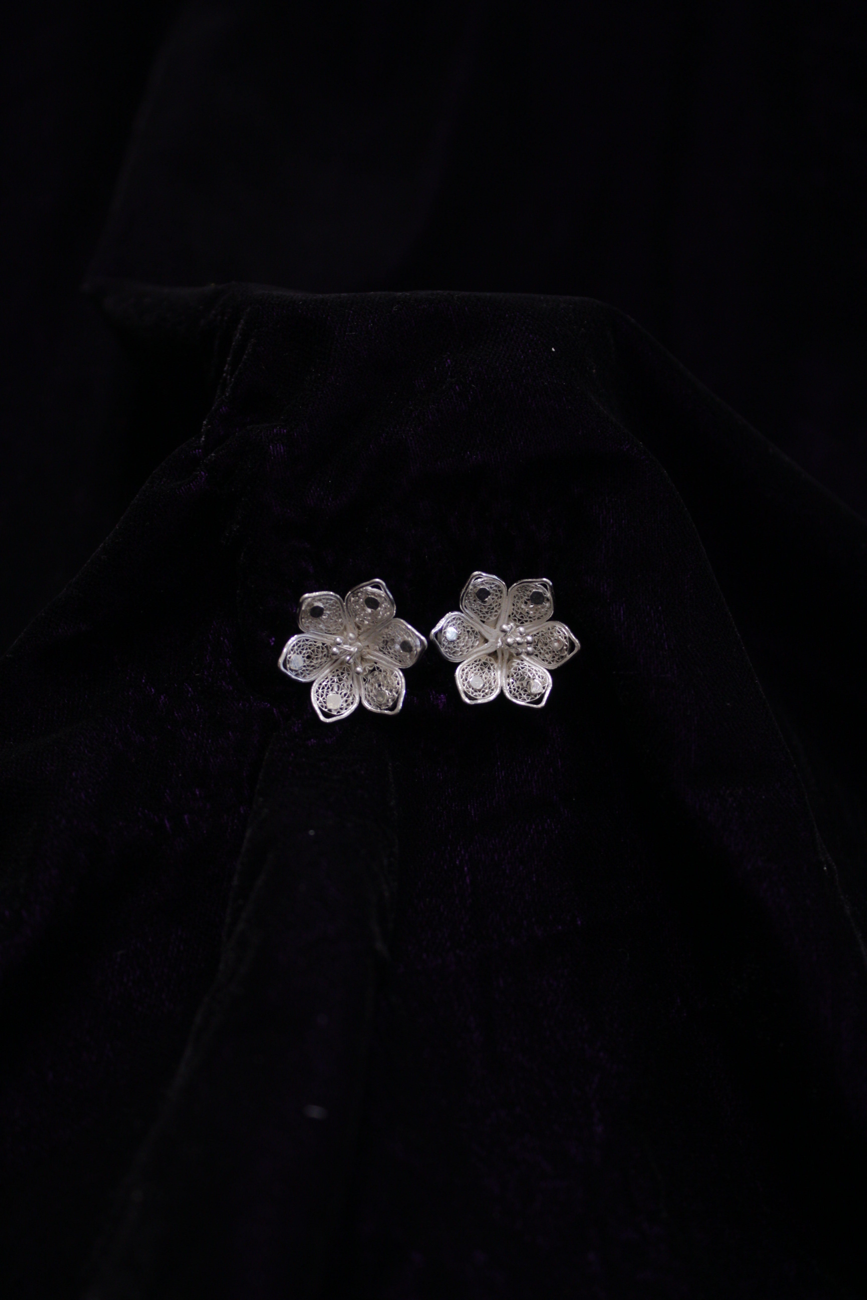 Indianvillez Floral Silver Filigree Earring Stud - view 2