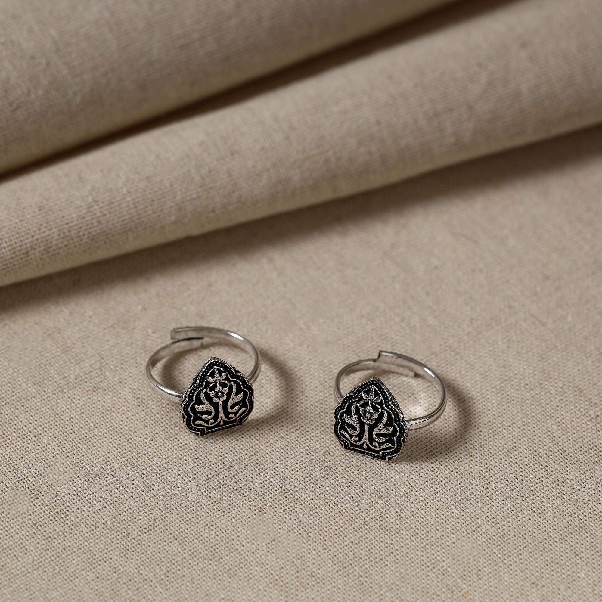 WHITE RIVER STORIES Antique Silver Finish Oxidised Brass Base Toe Ring (Adjustable)