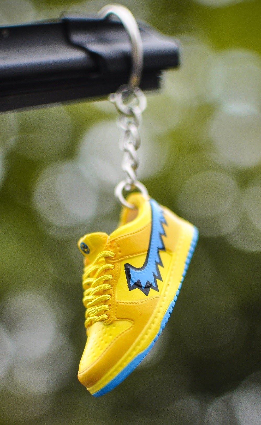 Kicks Machine 3D Sneaker Keychain Gratefull Dead Yellow - view 2