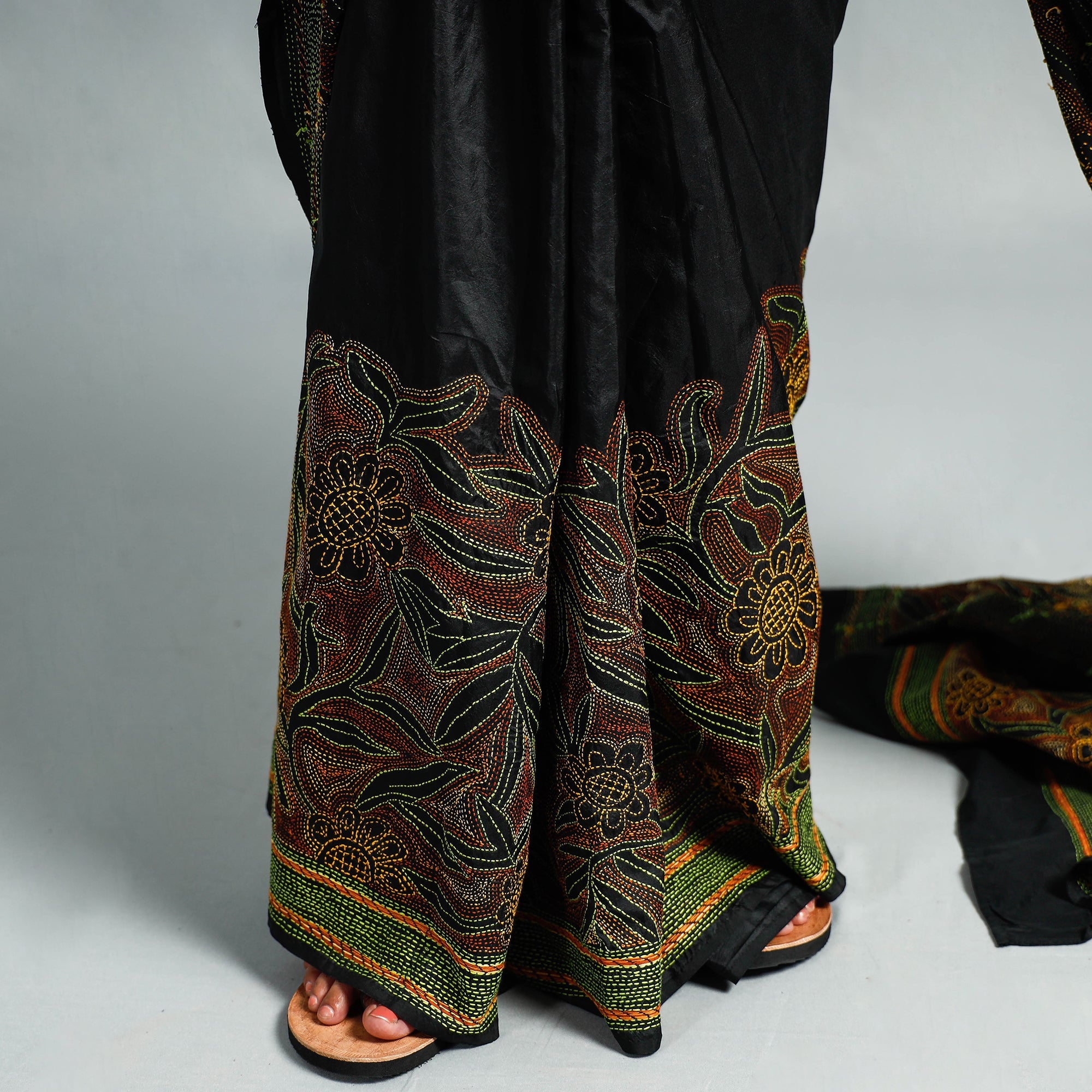 KHUSHBASH - HAPPY LOOM OF EAST Black - Bengal Kantha Embroidery Bangalore Silk Handloom Saree - view 6